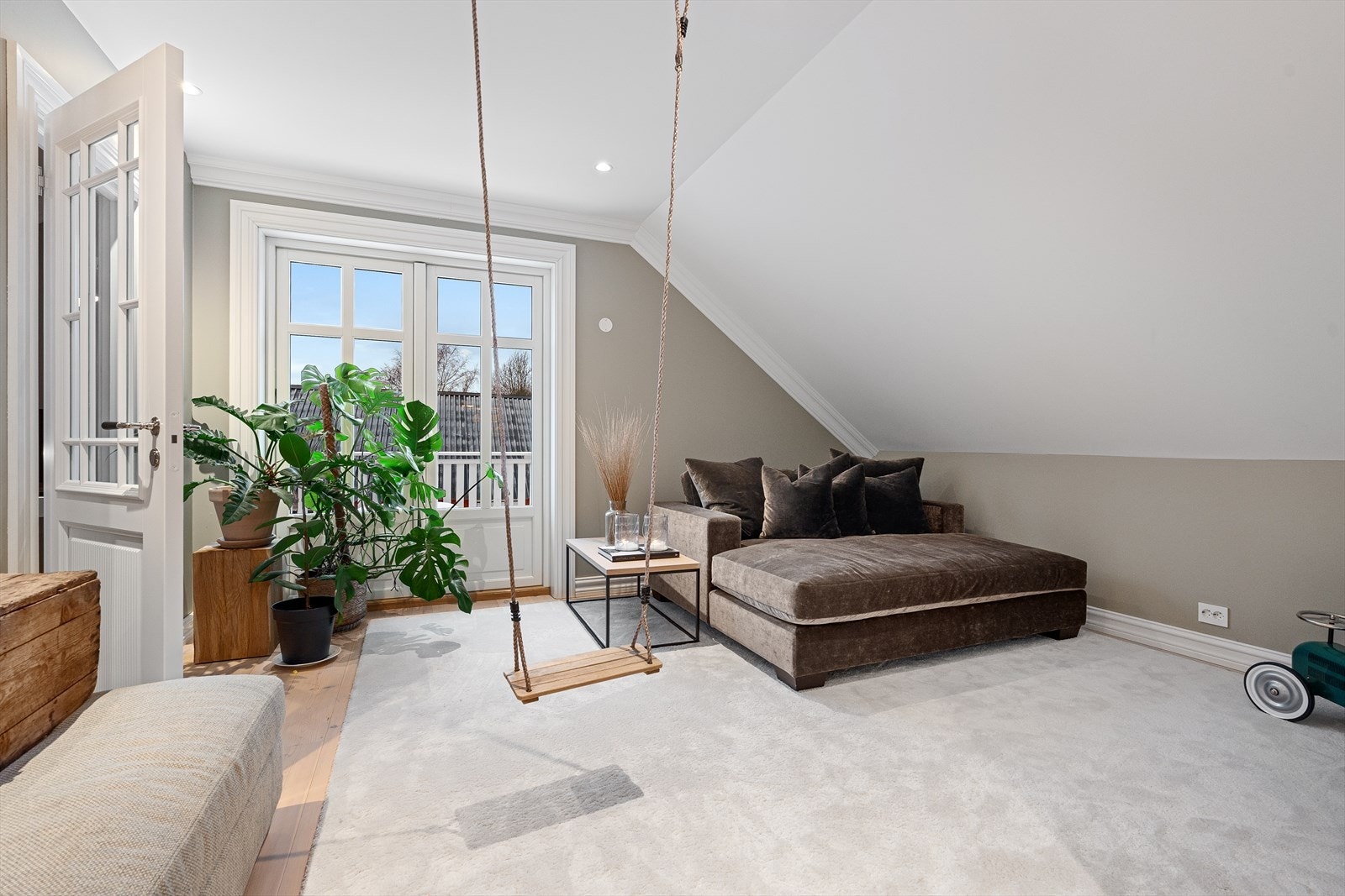 Terrassedøren tar deg ut til en terrasse med ettermiddags- og kveldssol Galleribilde