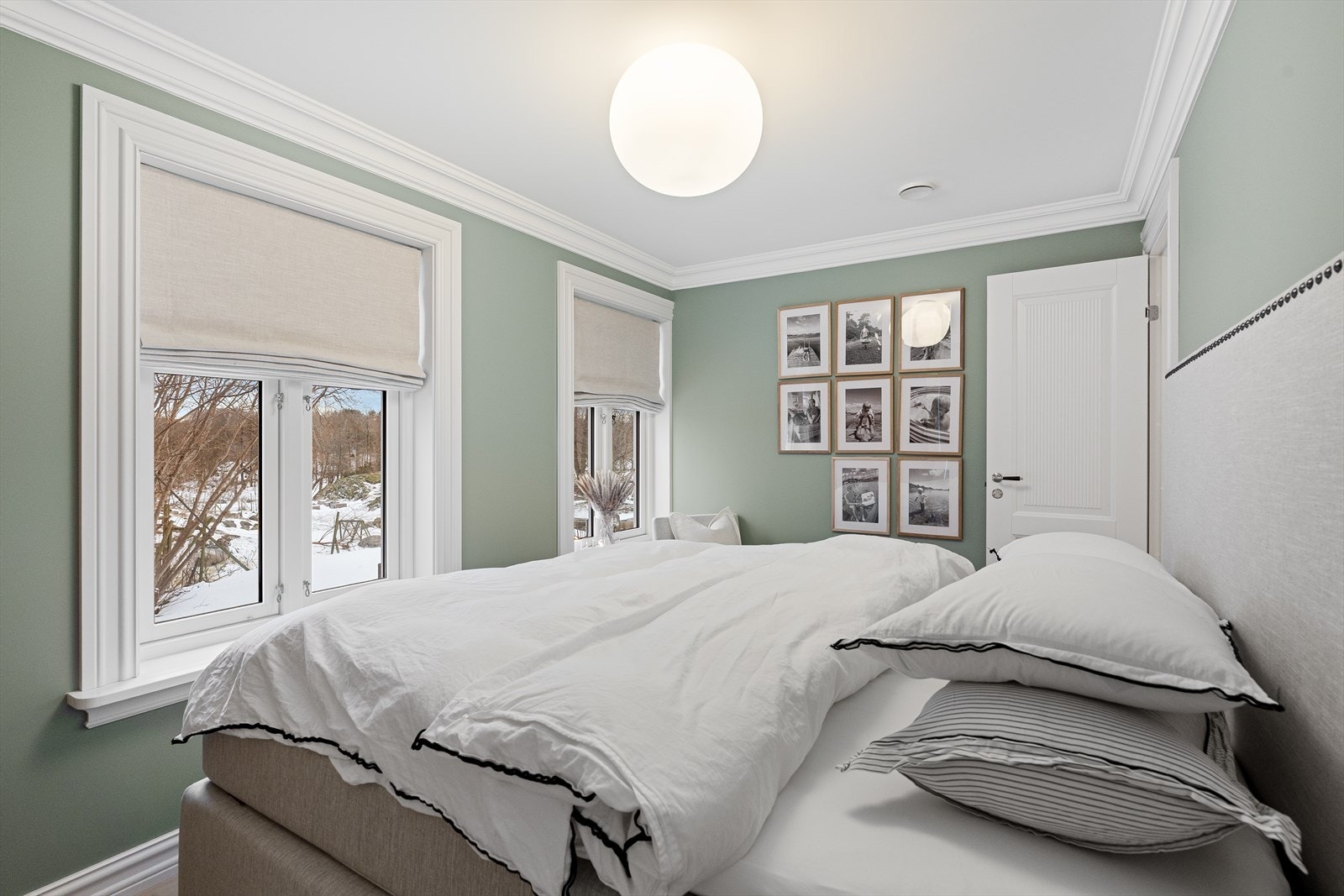 Hovedsoverommet er av god størrelse med tilkomst med dør fra begge sider. Ved den ene siden av sengen er det satt opp lader til telefon, med lading uten kabel. Det er lagt opp strøm på motsatt side dersom ny eier vil ha tilsvarende lader der Galleribilde