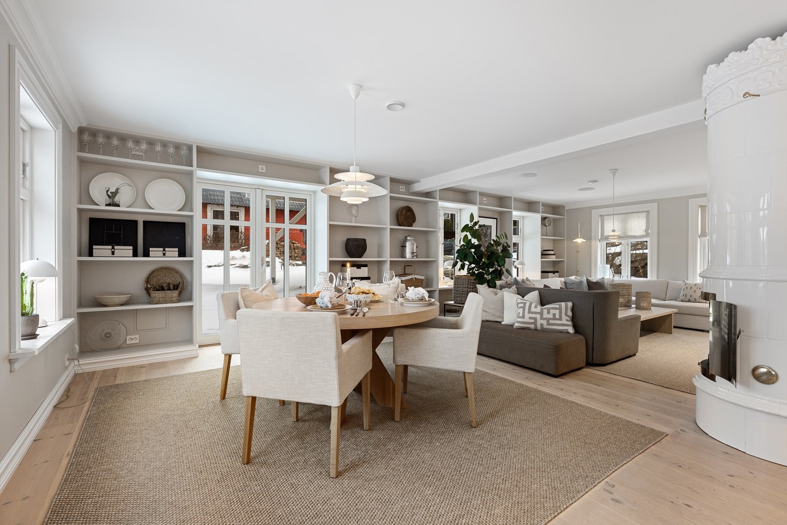 Boligen er innrede i klassisk stil og fremstår som pen og gjennomført. Med plassbygget hyller utnytter du plassen optimalt. De dype hyllene på veggene ivaretar den opprinnelige byggeskikken med tykke yttervegger på en moderne og praktisk måte. Galleribilde