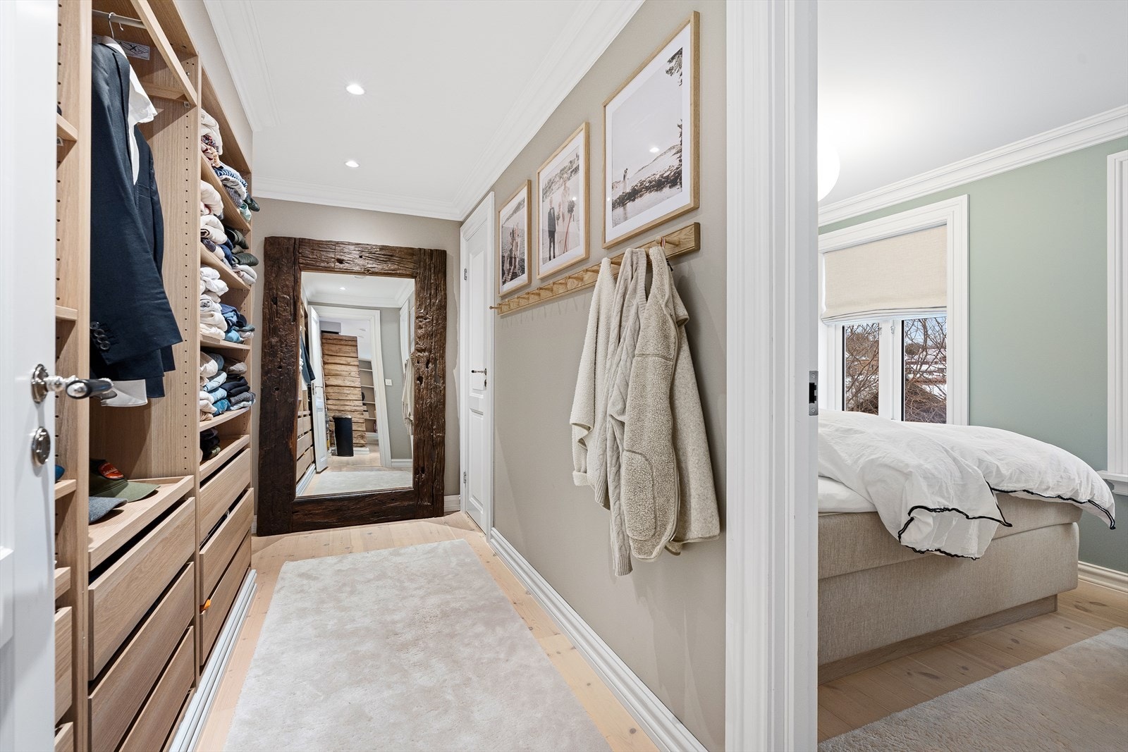 I "foreldresonen" finner du et garderoberom, hovedsoverom, samt eget bad. I garderoberommet er det satt opp garderobe innfelt i veggen Galleribilde