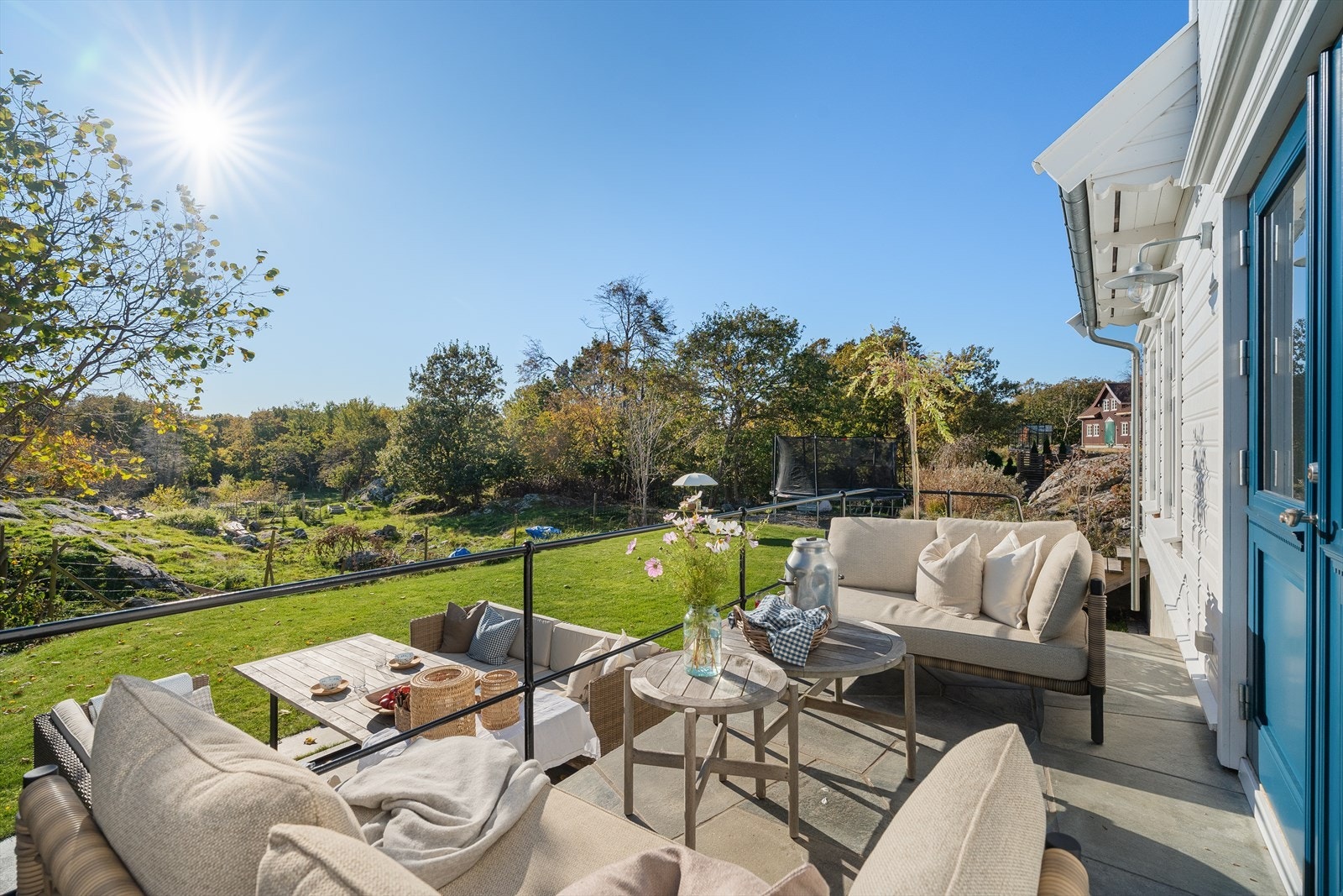 Fra eiendommen har du gode solforhold og naturskjønn utsikt! Eneboligen ble oppført i 2021 med påfølgende oppgraderinger. Du finner flere flotte uteplasser som denne med skiferdekke, smijernsrekkverk og trapp til hagen. Galleribilde
