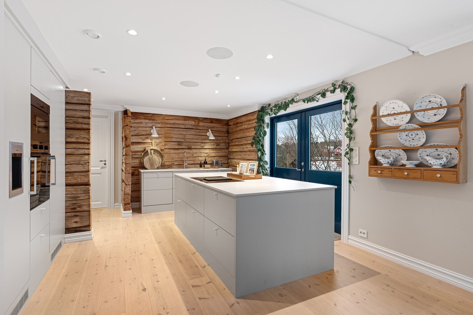 Integrerte hvitevarer som planlimt platetopp med integrert vifte, touch-open oppvaskmaskin, samt fullt kjøleskap fra kvalitetsmerket Gaggenau. Forøvrig integrert stekeovn og mikrobølgeovn, samt avsatt plass til fullt fryseskap. Galleribilde