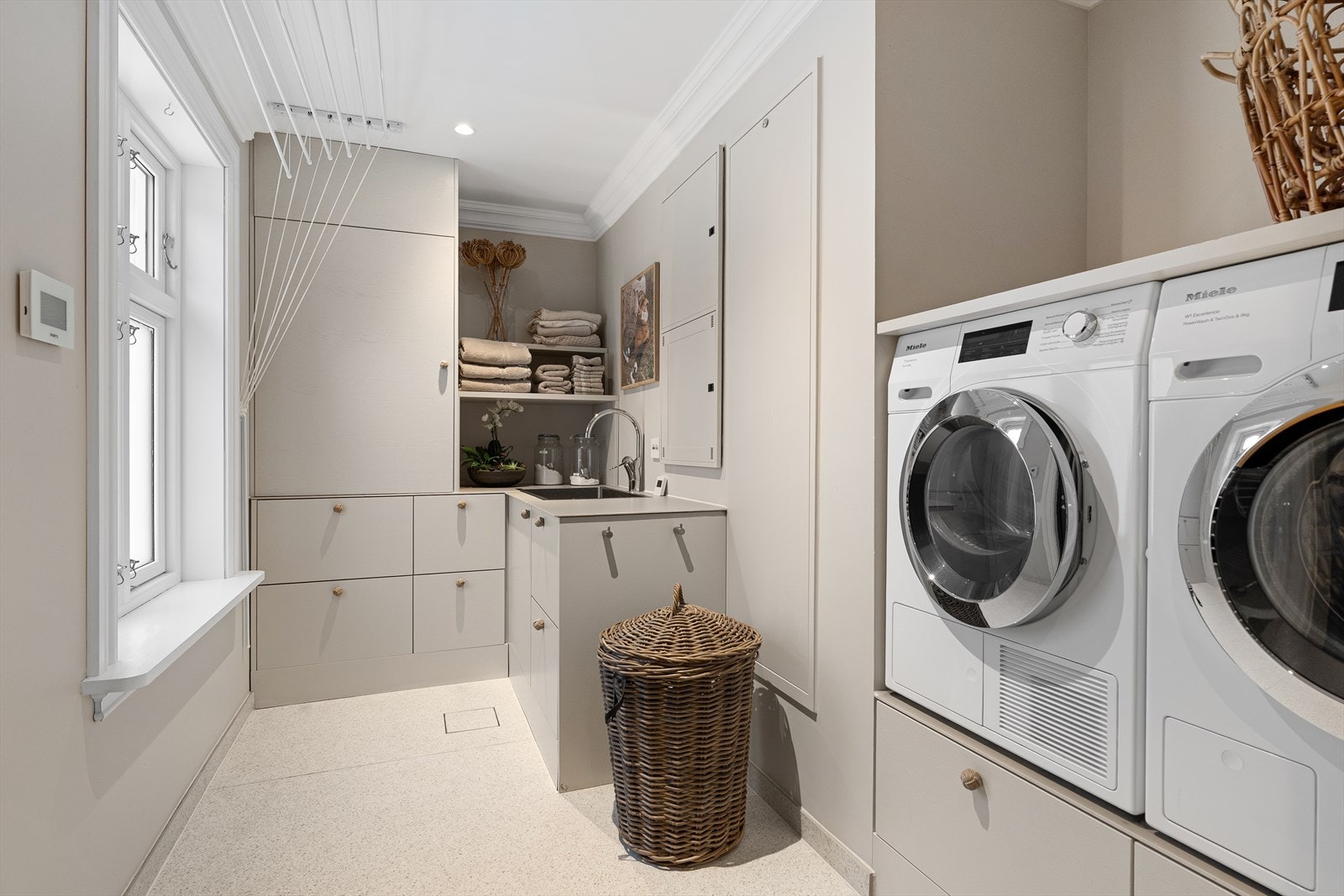 Vaskerommet har tilsvarende flis som i entre og innredning fra Sigdal hvor vaskemaskin/tørketrommel er satt i "riktig" arbeidshøyde og ventilasjonsanlegg er skjult i høyskap. Det er forøvrig en større, svært praktisk vask i innredningen. Galleribilde