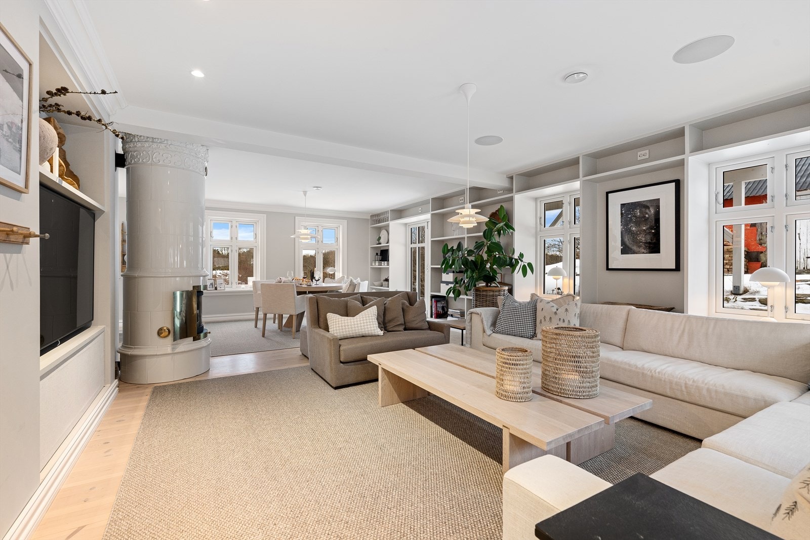 Stor åpen stue/kjøkkenløsning med naturlig avdelte soner hvor du kan være mange! Det er integrerte høytalere i himlingen i stuen og på kjøkkenet, i tillegg til begge bad. Galleribilde