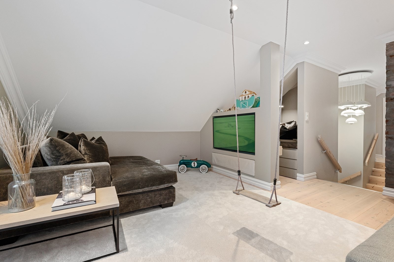 I boligens 2.etg. tar den ekstra brede trappen deg til et rapo hvor du må velge side. Tar du til høyre kommer du til loftsstua hvor du finner en skjønn lesekrok, kontor, samt en innvendig bod (Kontor/bod er godkjent som stue) Galleribilde