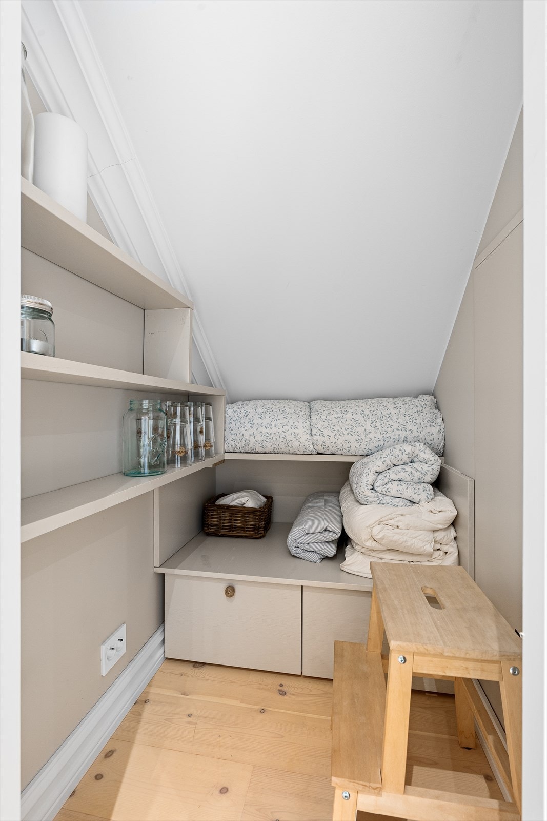 Vegg i vegg med soverom nr. 4 finner du en praktisk innvendig bod med skuffeoppbevaring i samme materiale som kjøkkeninnredningen fra Sigdal (Rommet godkjent som del av soverom) Galleribilde