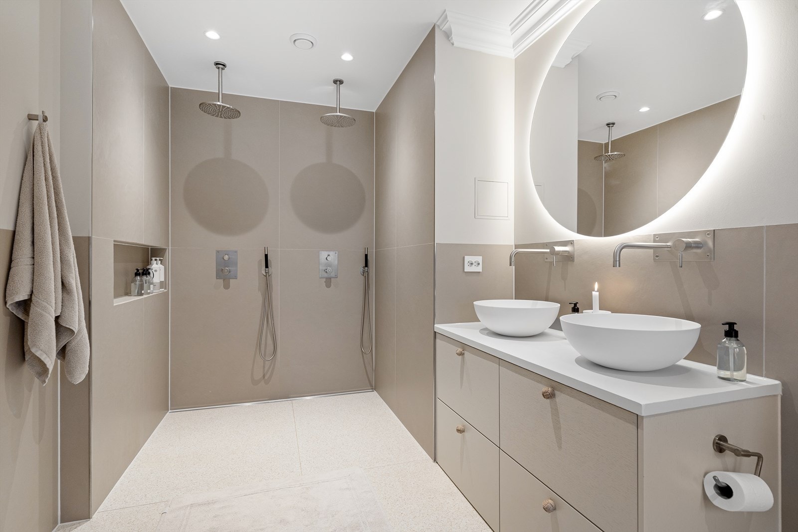 I dusjsonen er det innfelt en sjampoohylle. Dobbel takdusj med regndusj Galleribilde