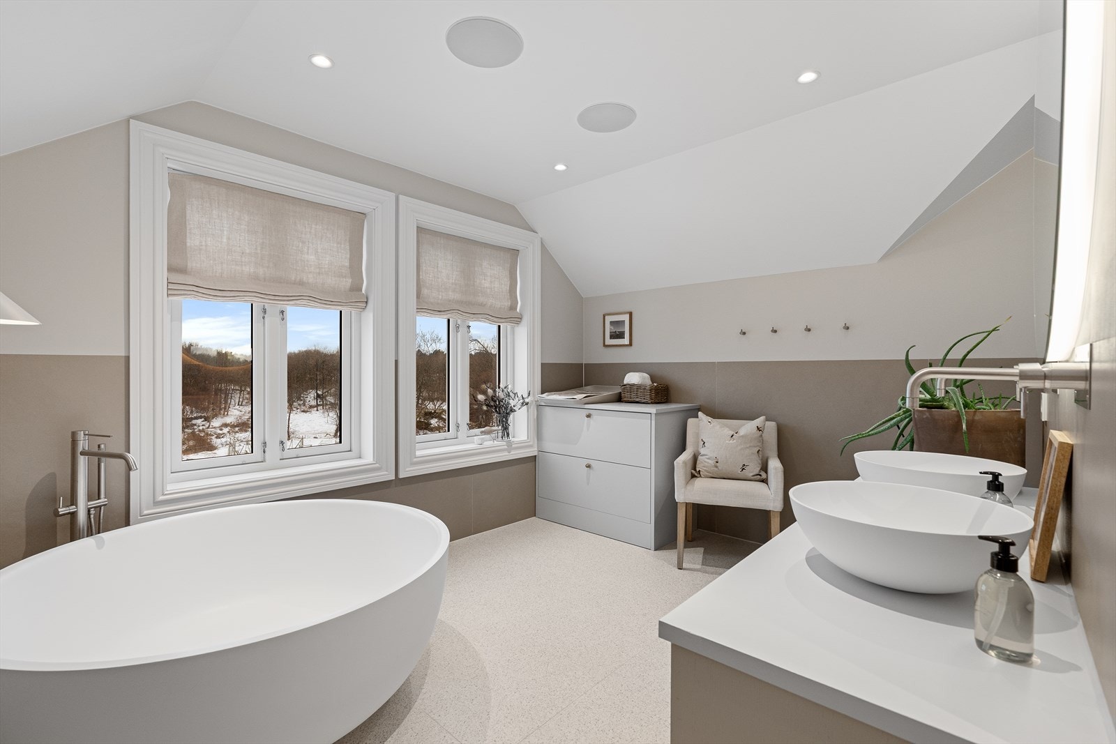 Badet oppe er delikat innredet og har et fantastisk rundt badekar fra Copenhagen Bath! Det er satt inn ekstra varmtvannsbereder så du kan fylle det helt opp! Ellers er det god oppbevaring i baderomsinnredning fra Sigdal, dobbel vask, dusjnisje og toalett Galleribilde