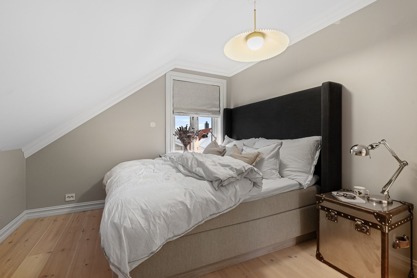 Soverom nr. 3 er også av god størrelse med plass til dobbeltseng med tilhørende nattbord, samt plass til garderobeløsning om ønskelig Galleribilde