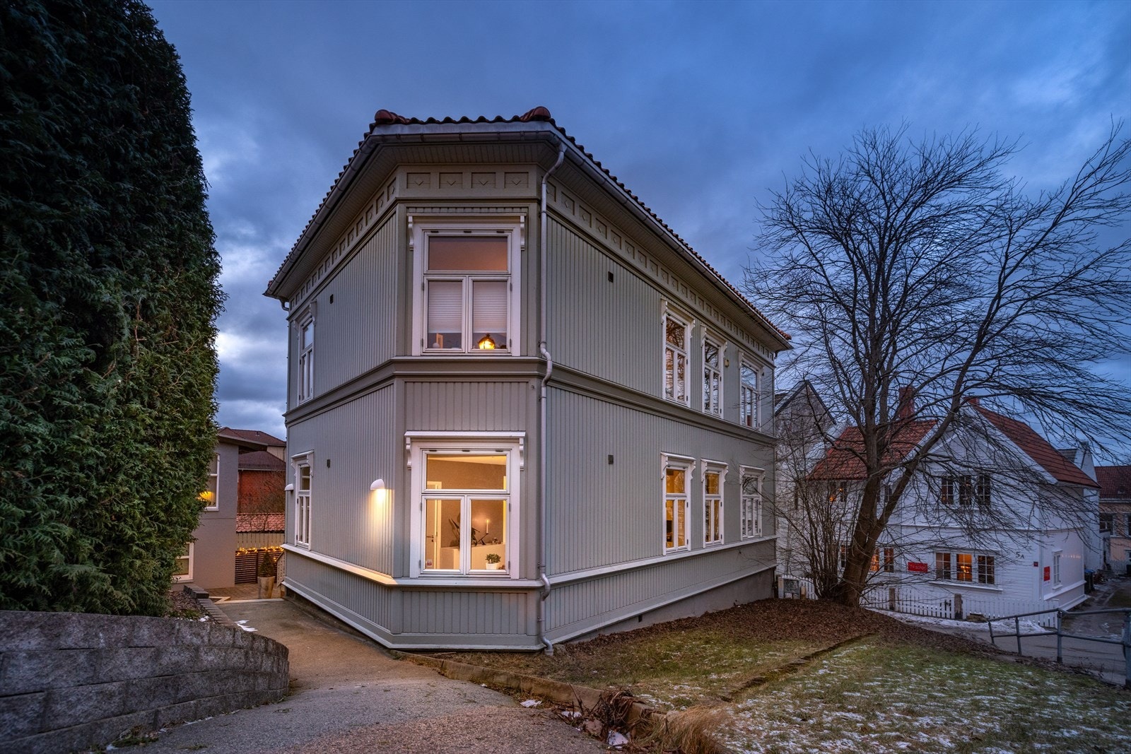 Leiligheten ligger i første etasje av en flott, eldre bygård fra 1900. Bygget ble fullstendig renovert i årene 2008 til 2011. Stående gråmalt kledning, med beltegesims, dekorklosser rundt T-postvinduene og et belte av ornamenter oppe i mønet. Galleribilde
