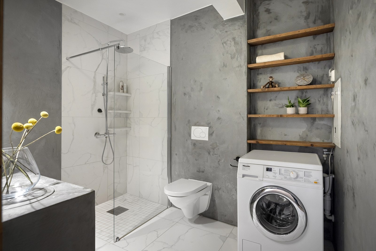 Rommet har en god størrelse og vaskemaskinen finner en god og uanstrengt plass. Galleribilde