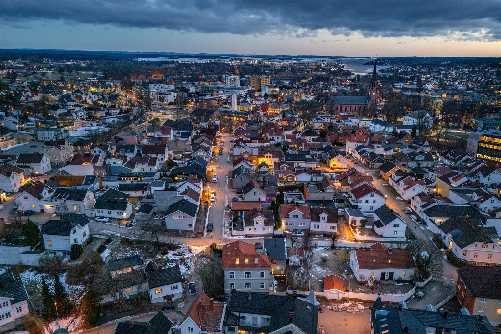 Gågaten ligger kun 300 m nedenfor _ likevel er det stille her, og grønt på sommerhalvåret. Veien er kort til bussterminal, butikker, restauranter, elvepromenade og til de fine turområder. Galleribilde