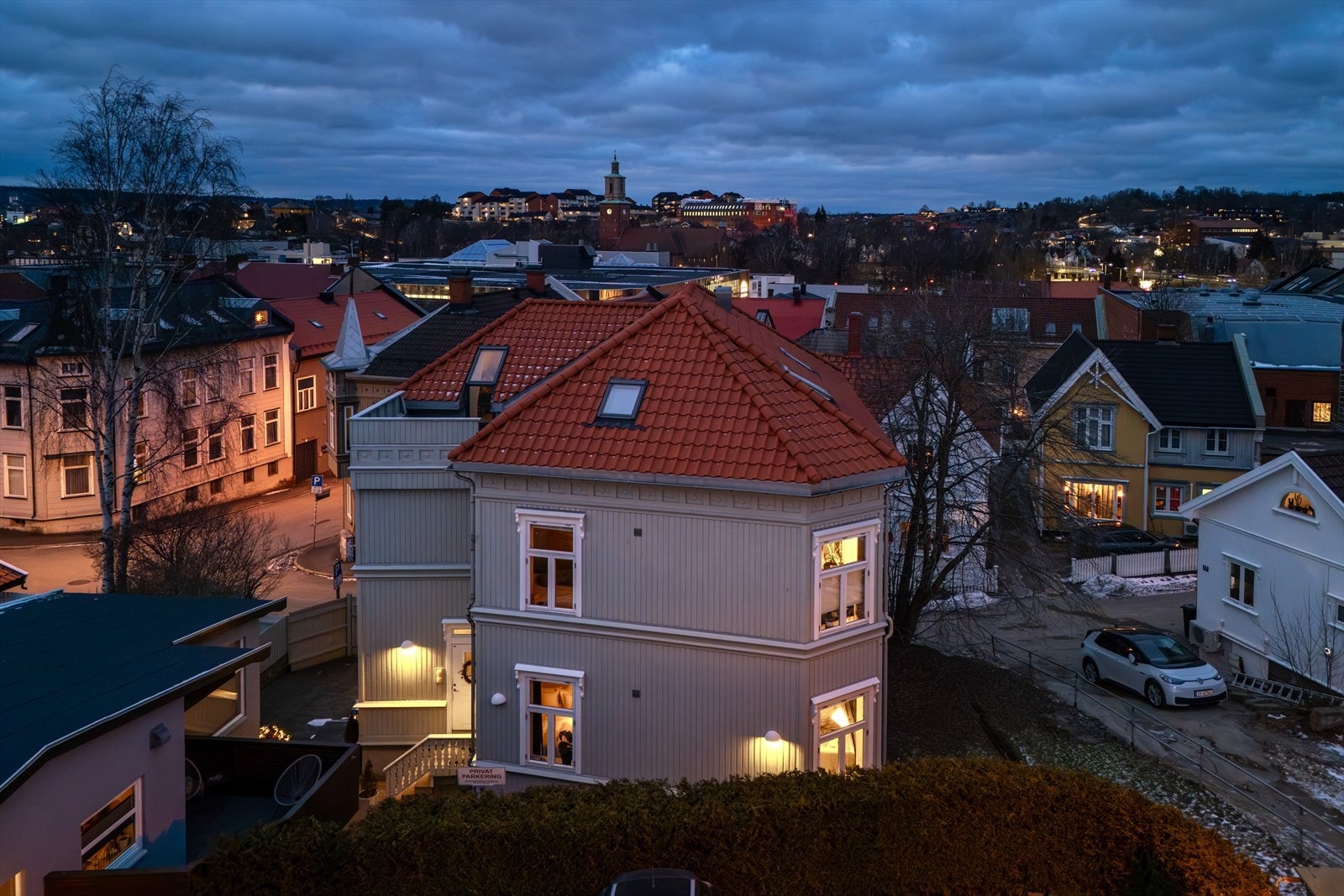 På en sentrumshøyden Apenesfjellet finner vi Arne Stangebyes gate 15A. Boligområdet preges av bebyggelse fra sent 1800-tall og tidlig 1900-tall, og har en lun, enhetlig historisk atmosfære med bakgårdshager, lite trafikkerte veier og ro. Galleribilde