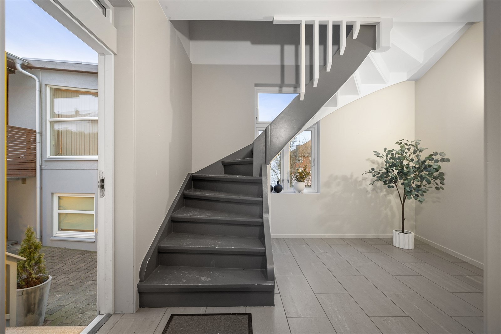 Det første man møter på vei inn mot leiligheten, er en romslig fellesentré. Galleribilde