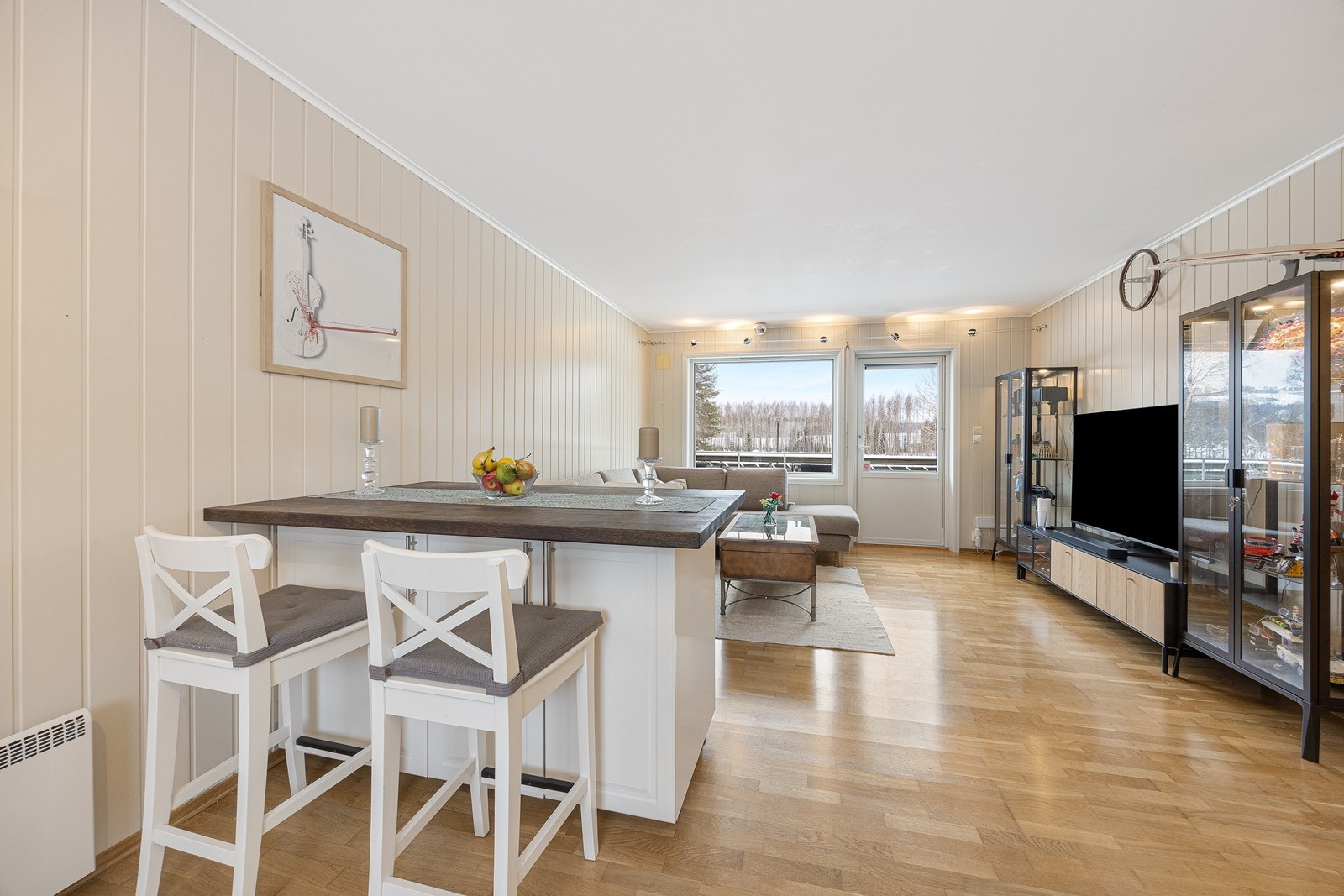 Stuen og kjøkkenet ligger i åpen og sosial løsning. Det er flott gjennomlys fra vindu i kjøkkeninnredningen og fra vindu og terrassedør i stuedelen. Galleribilde