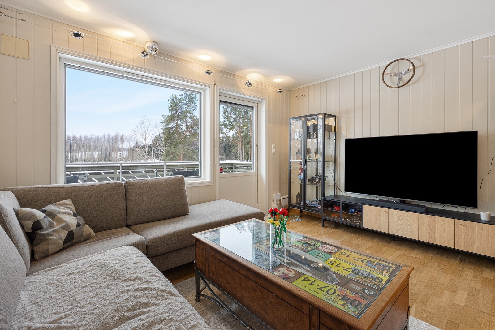 Det er solskjerming med utvendig screens i stuen. Galleribilde