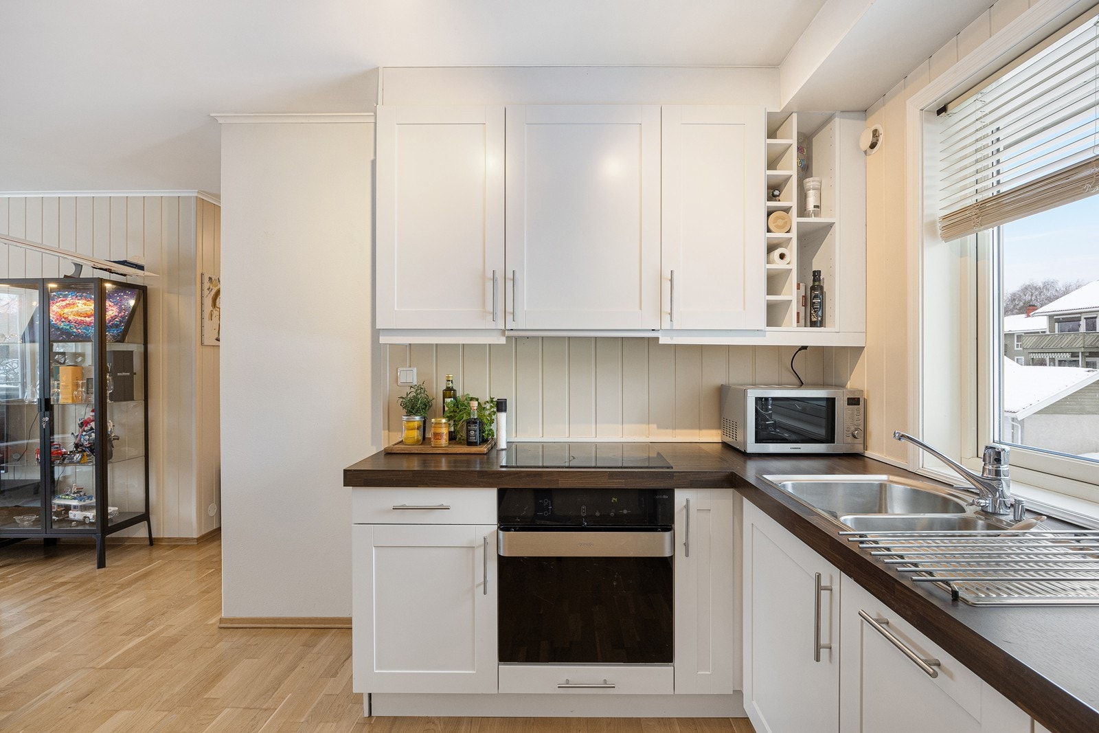 Selve innredningen består av benkeskap og overskap med folierte skrog og 1-speils hvite fronter. Galleribilde