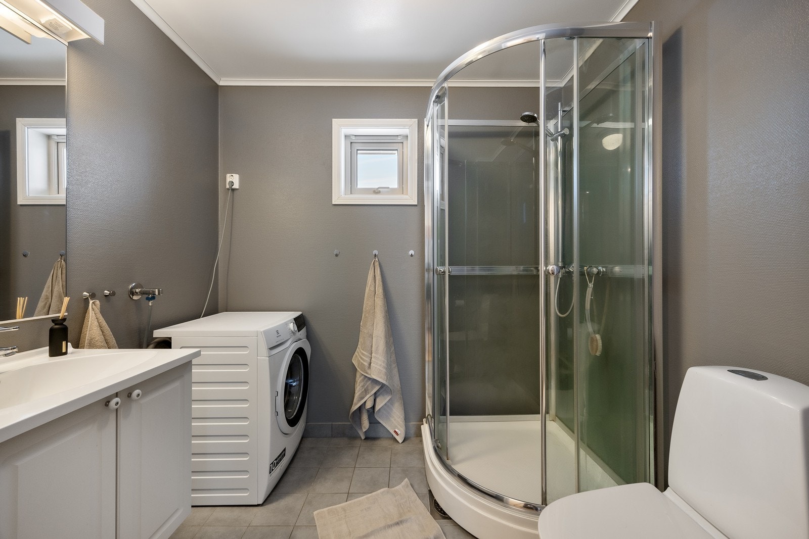 Badet har malte vegger og flislagt gulv med elektriske varmekabler gir behagelig varme. Galleribilde