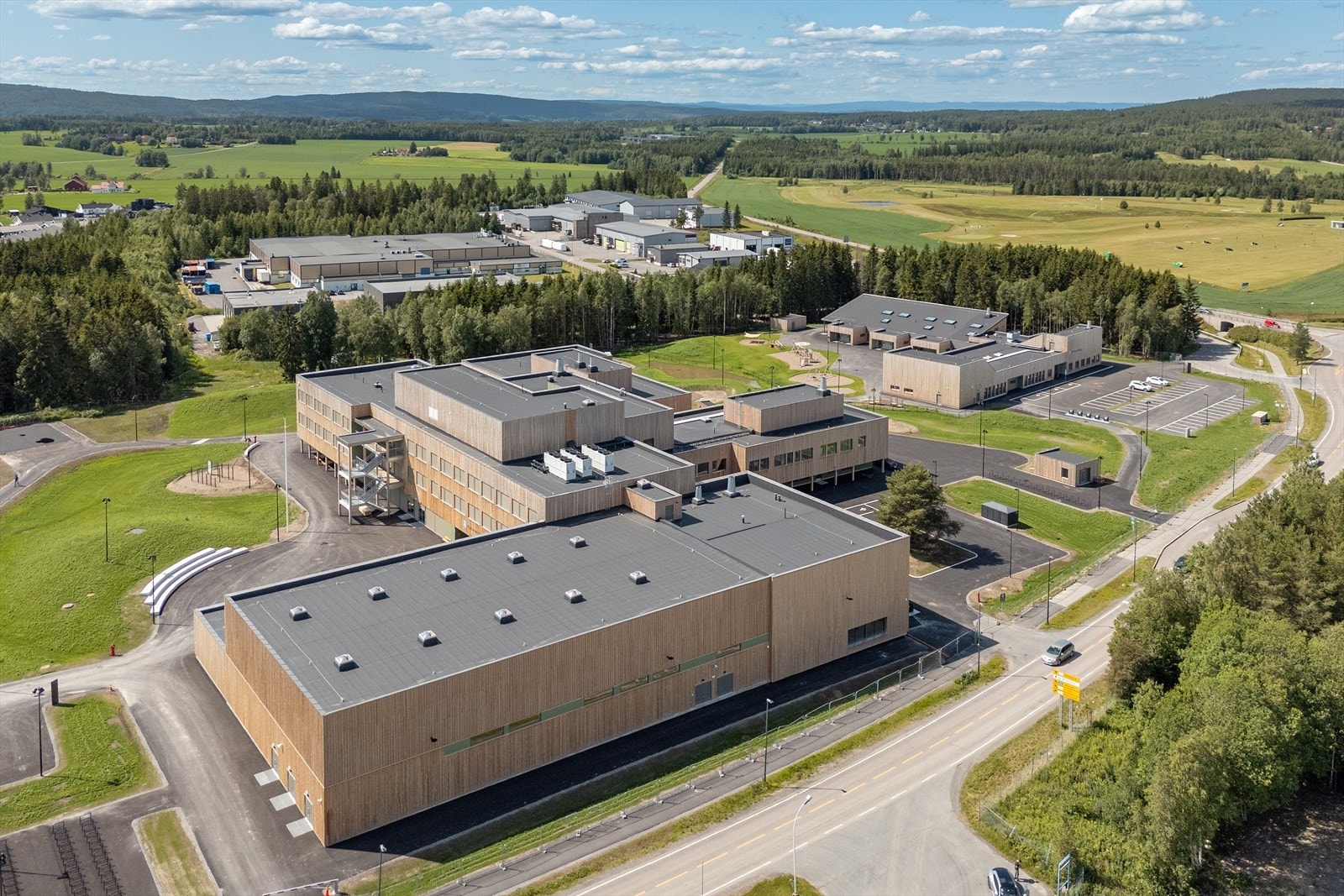 På Aursmoen er det nylig bygget en helt ny 1-10 skole, flerbrukshall, svømmebassing og barnehage. Byggene ble tatt i bruk til skolestart høsten 2025. Galleribilde