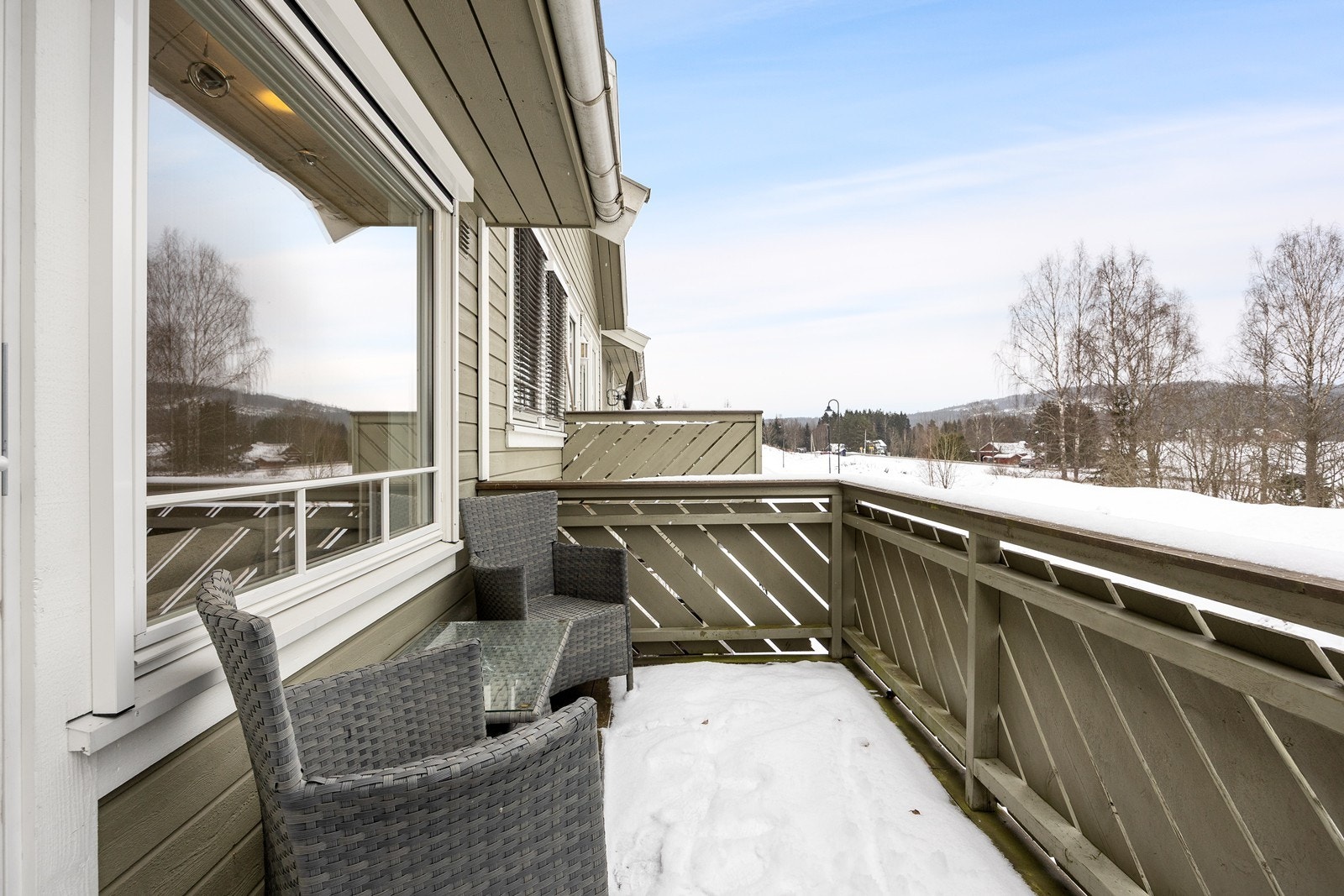 Leiligheten ligger i et etablert boligområde litt utenfor sentrum av Aursmoen i Aurskog-Høland kommune. Galleribilde