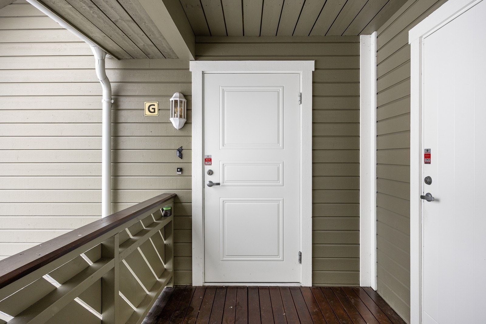 Den lille svalgangen er lun og koselig. Tilliggende svalgangen er en utvendig sportsbod på ca. 5 m2. Galleribilde