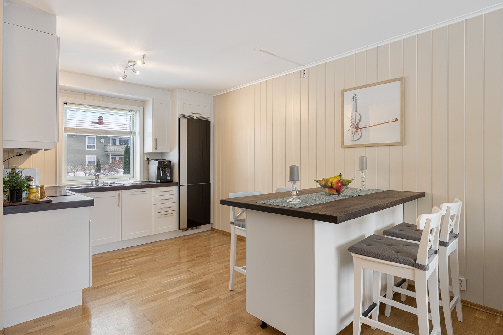 Kjøkkenet har en barløsning som skaper et naturlig samlingspunkt i rommet. Galleribilde