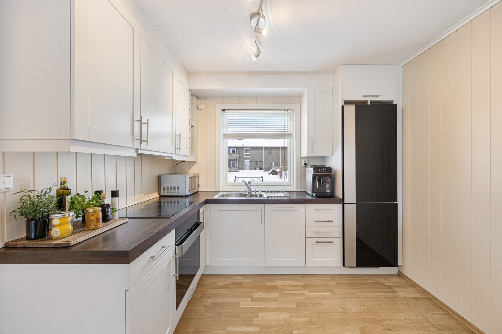 Kjøkkenet har integrert platetopp, stekeovn, kjøl-/fryseskap og oppvaskmaskin, samt en laminat benkeplate med nedfelt oppvaskkum. Galleribilde