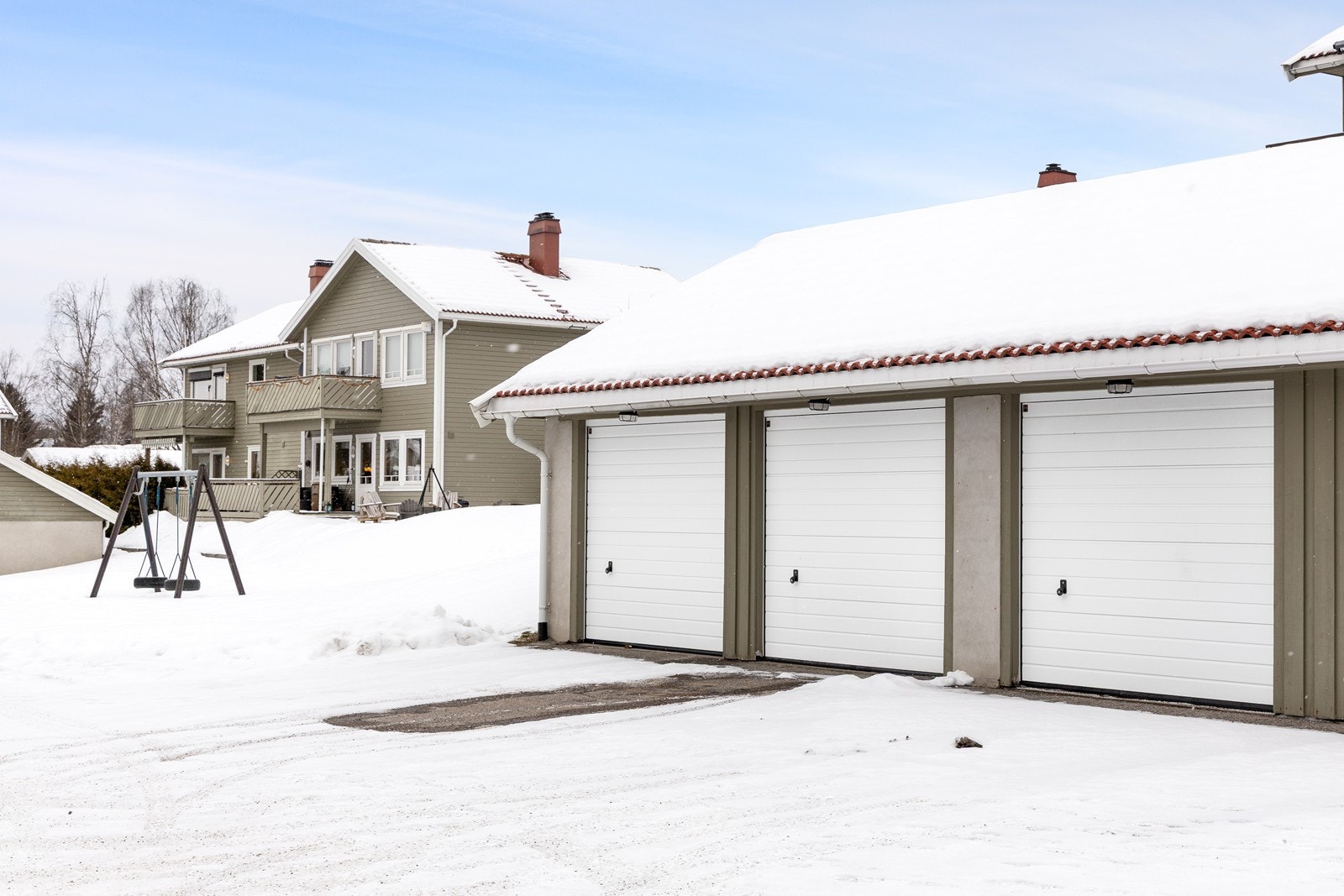 Leiligheten disponerer en biloppstillingsplass i felles garasjerekke. Galleribilde