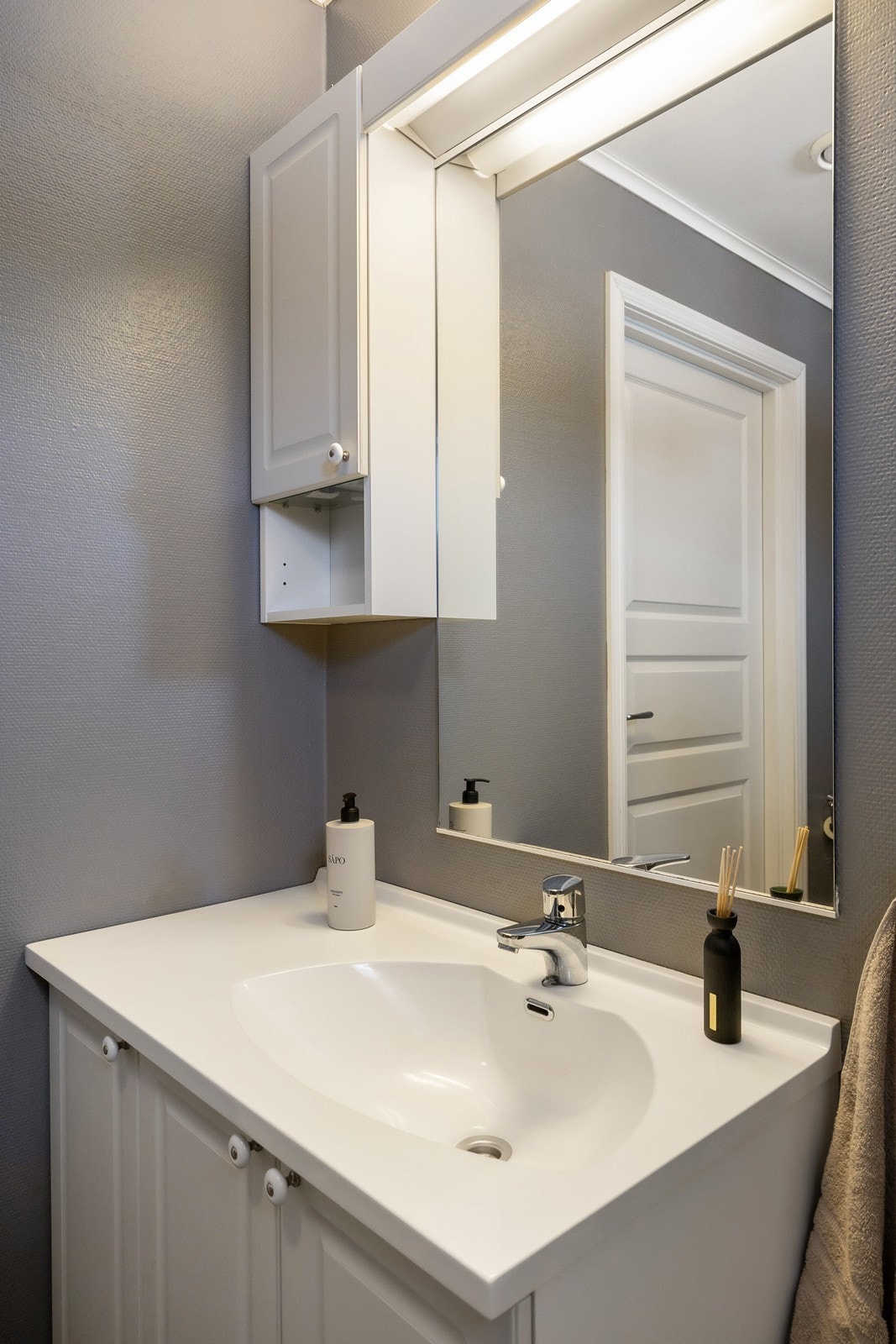 Baderomsinnredning med servantskap gir god oppbevaringsplass. Galleribilde