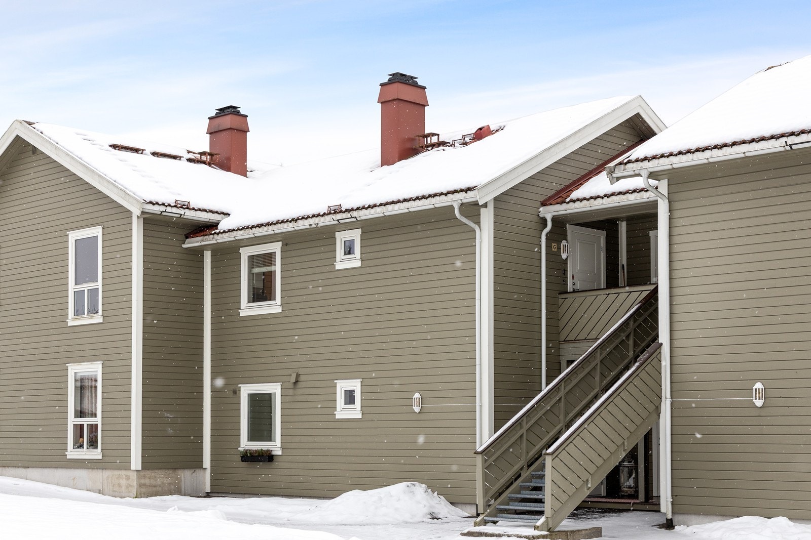 Leiligheten for salg er beliggende i 2. etasje og har utvendig adkomst via felles trapp og en liten svalgang. Galleribilde