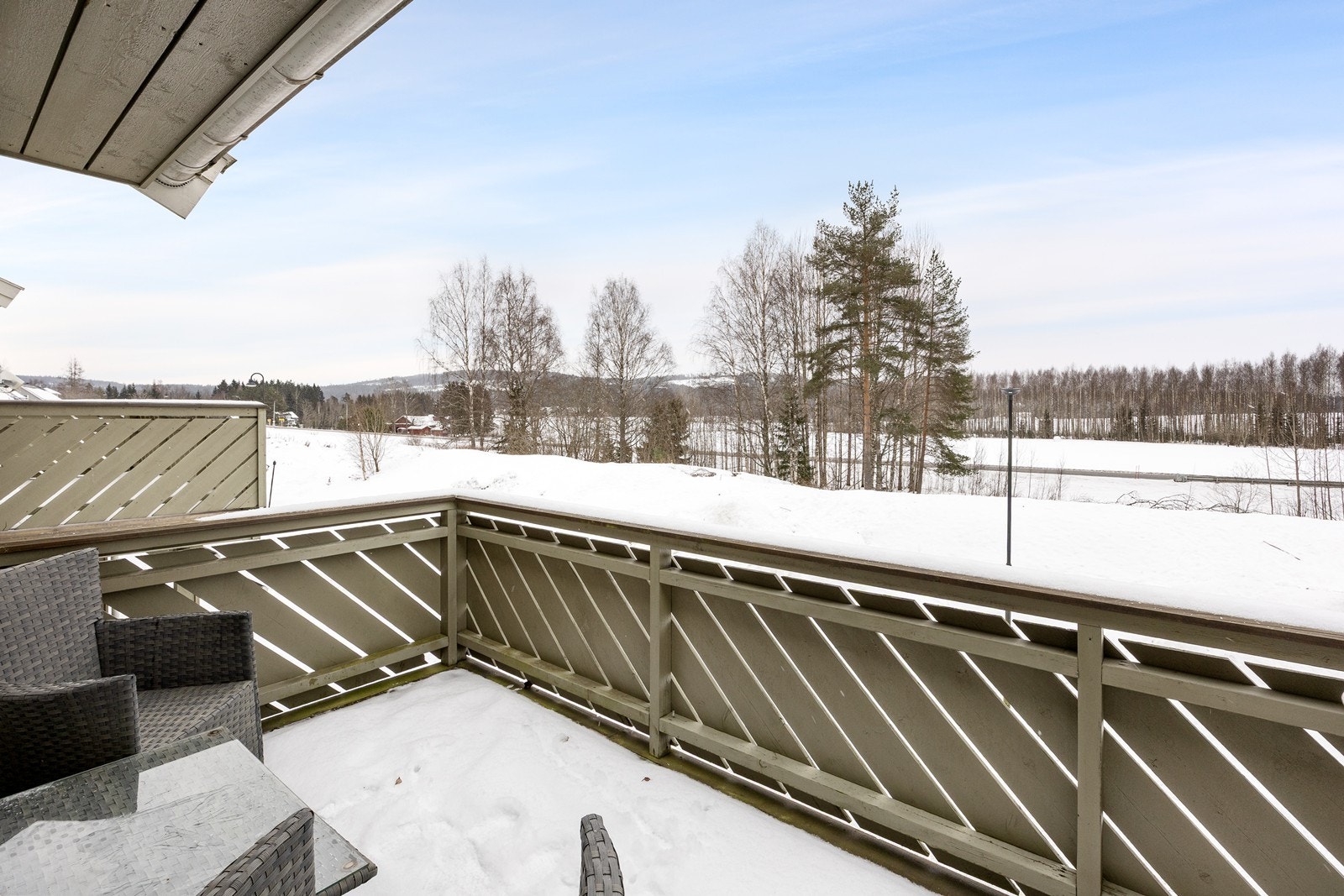 Balkongen er delvis overbygget og utsyn mot blant annet skog og dyrket mark. Galleribilde