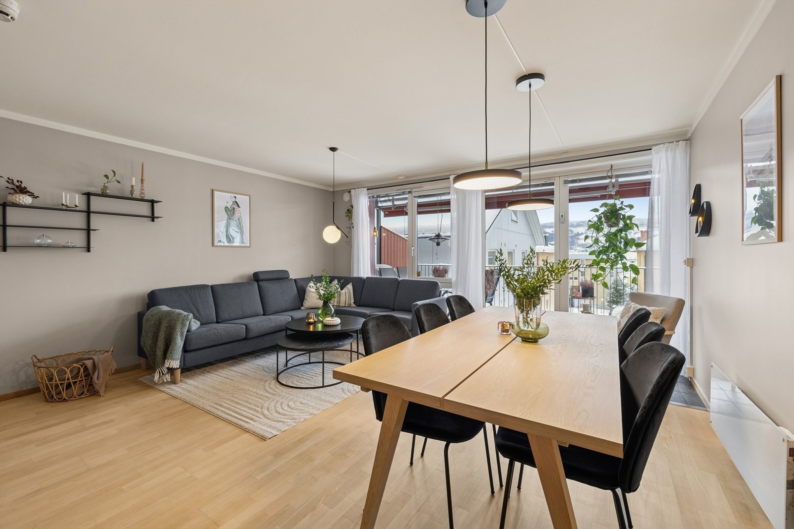 Nylig slipt parkettgulv, nybeiset terrasseplatting, ny vifte i kjøkkenventilatoren og ny varmevannsbereder. Galleribilde