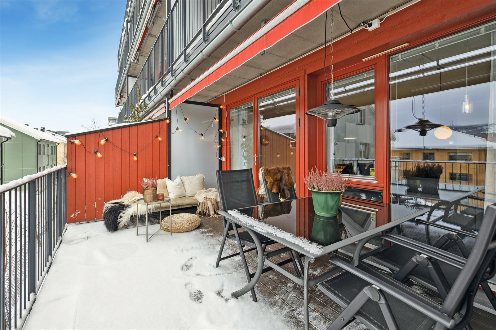 Her er det montert elektrisk terrassemarkise og kontakter for belysning. Galleribilde