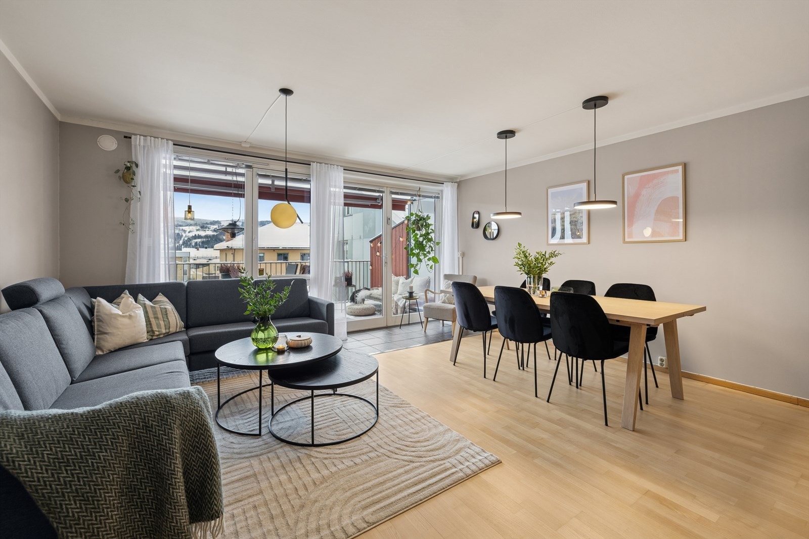 Stuen har overflater med nøytralt fargevalg og rommet har godt med naturlig lysinnslipp. Galleribilde