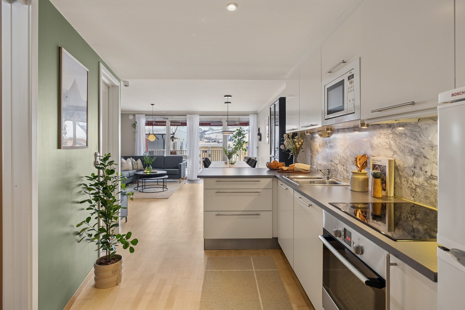 Kjøkkenet er svært bruksvennlig og har godt med skap- og benkeplass. Galleribilde