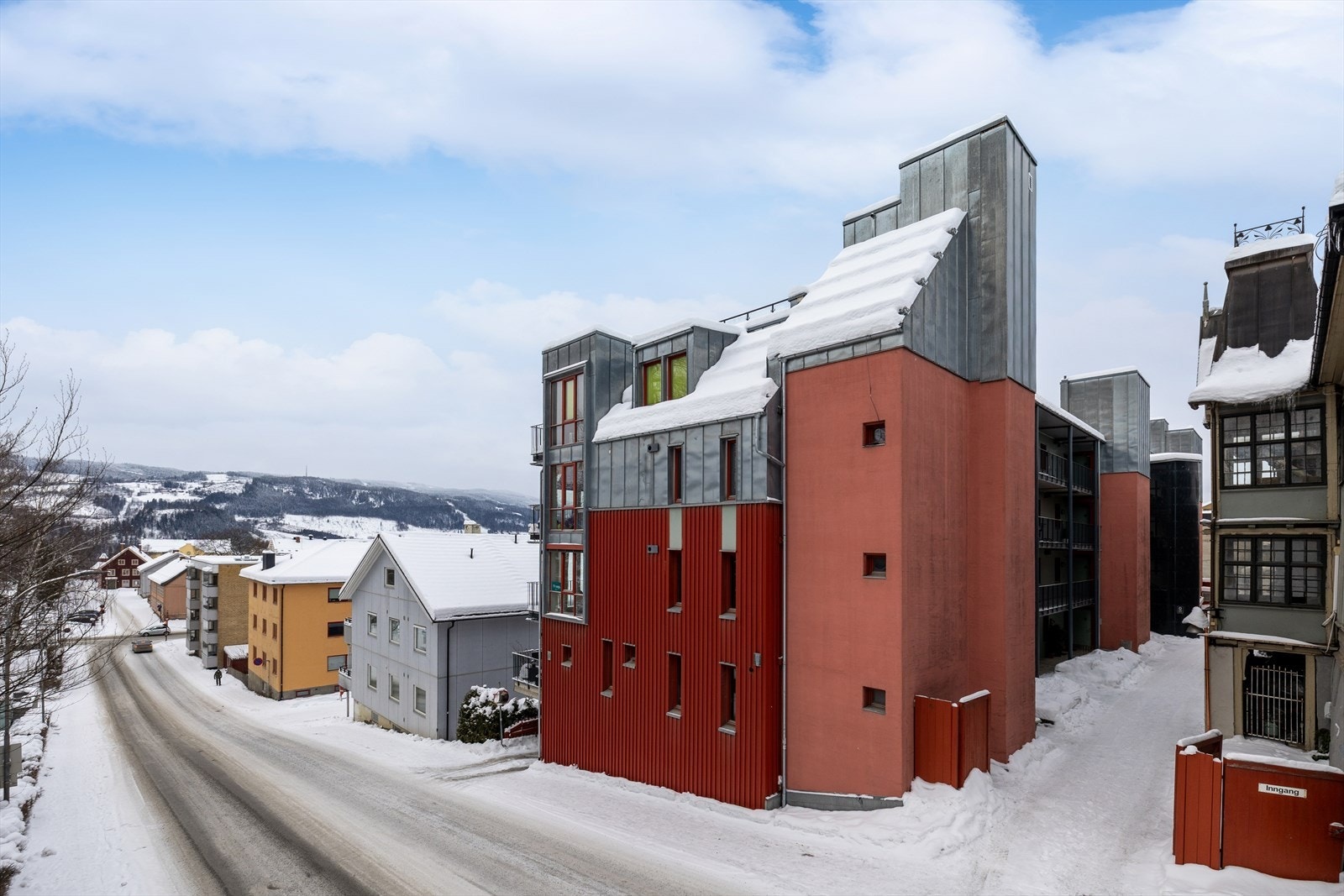 Leiligheten har tilhørende bod i kjelleren på ca. 2 m² samt bruksrett til en p-plass i garasjeanlegget. Heisadkomst mellom etasjeplan. Galleribilde