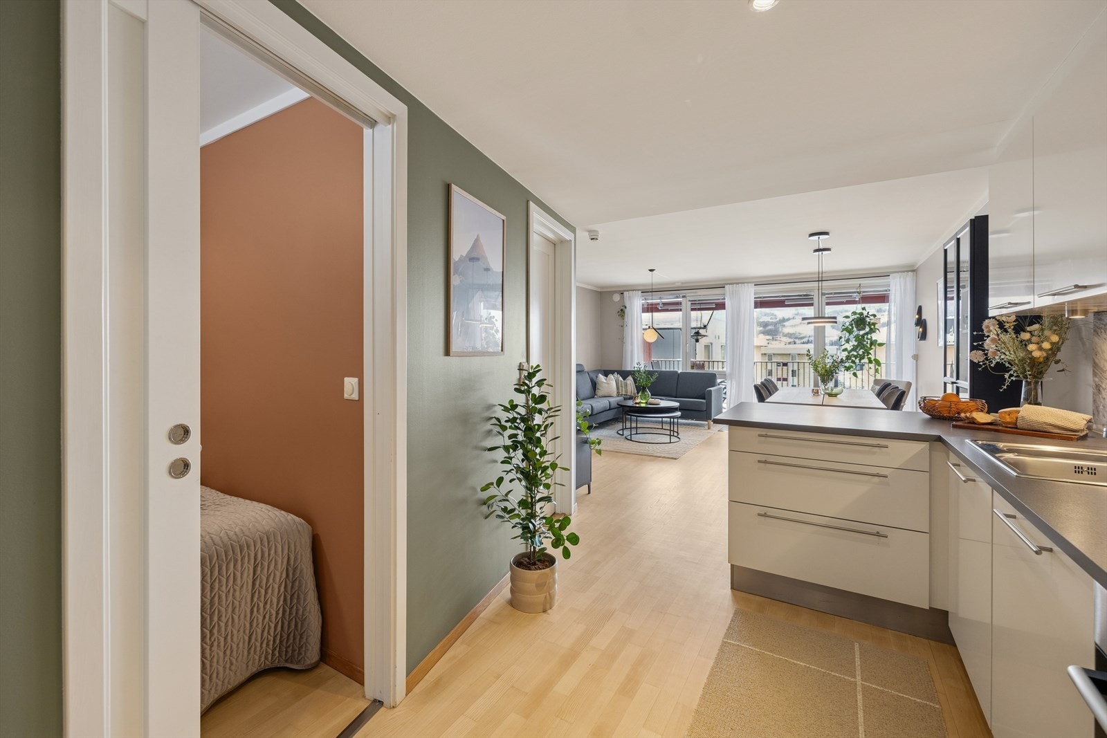 Leiligheten ligger i 1. etasje og innehar en arealeffektiv og gjennomgående planløsning fordelt på et internt bruksareal på 50 m². Galleribilde