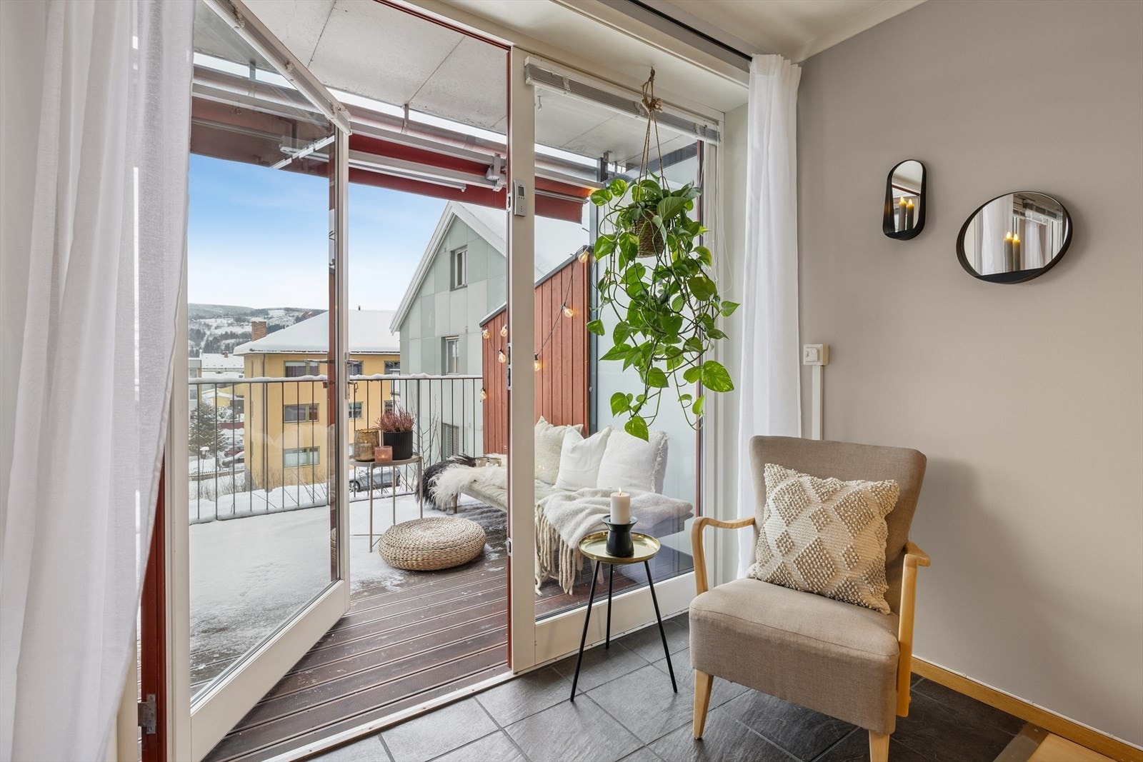 Fra stuen er det utgang til en herlig veranda. Galleribilde