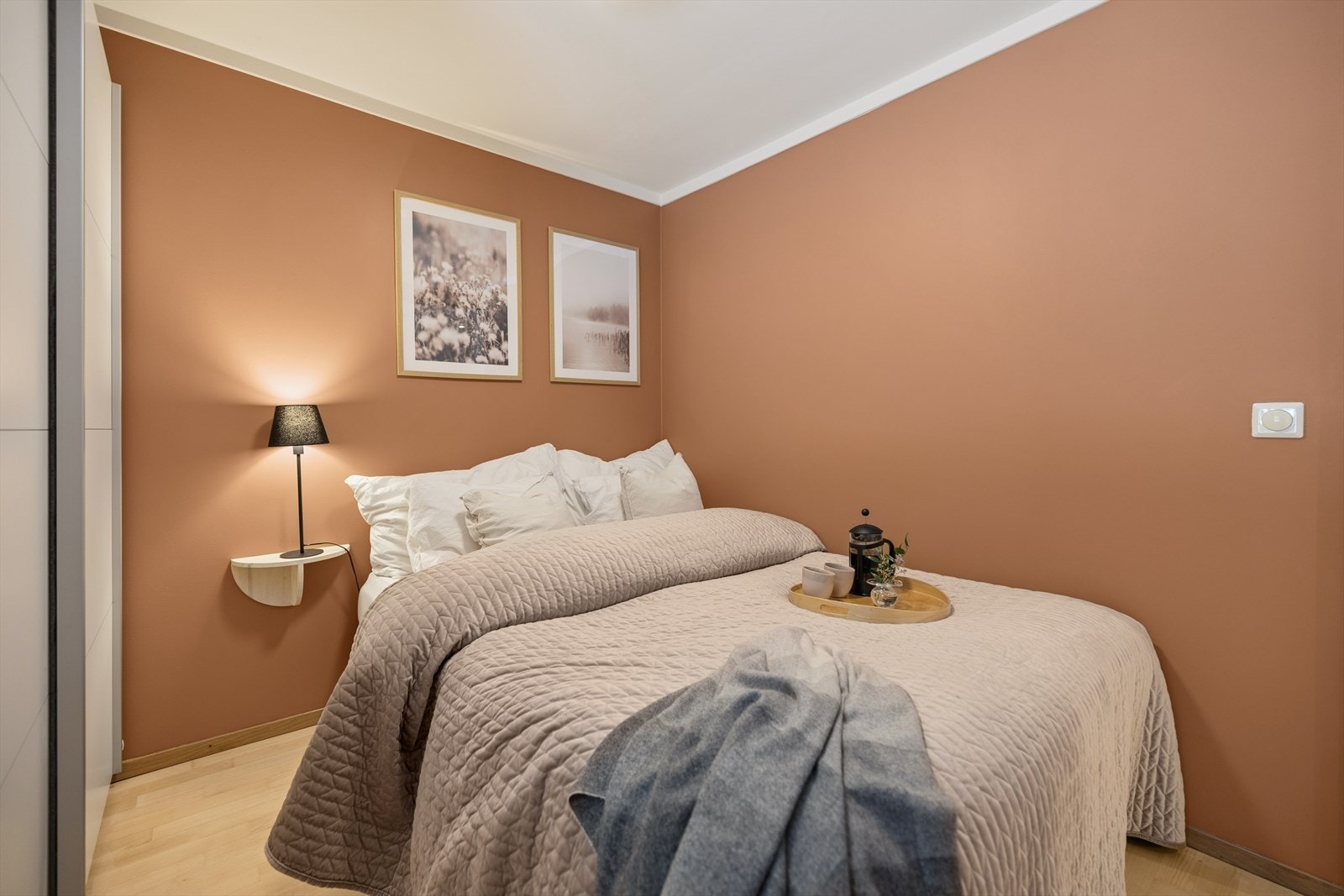 Rommet er malt i en moderne og behagelig farge, som inviterer til ro og trivsel. Galleribilde