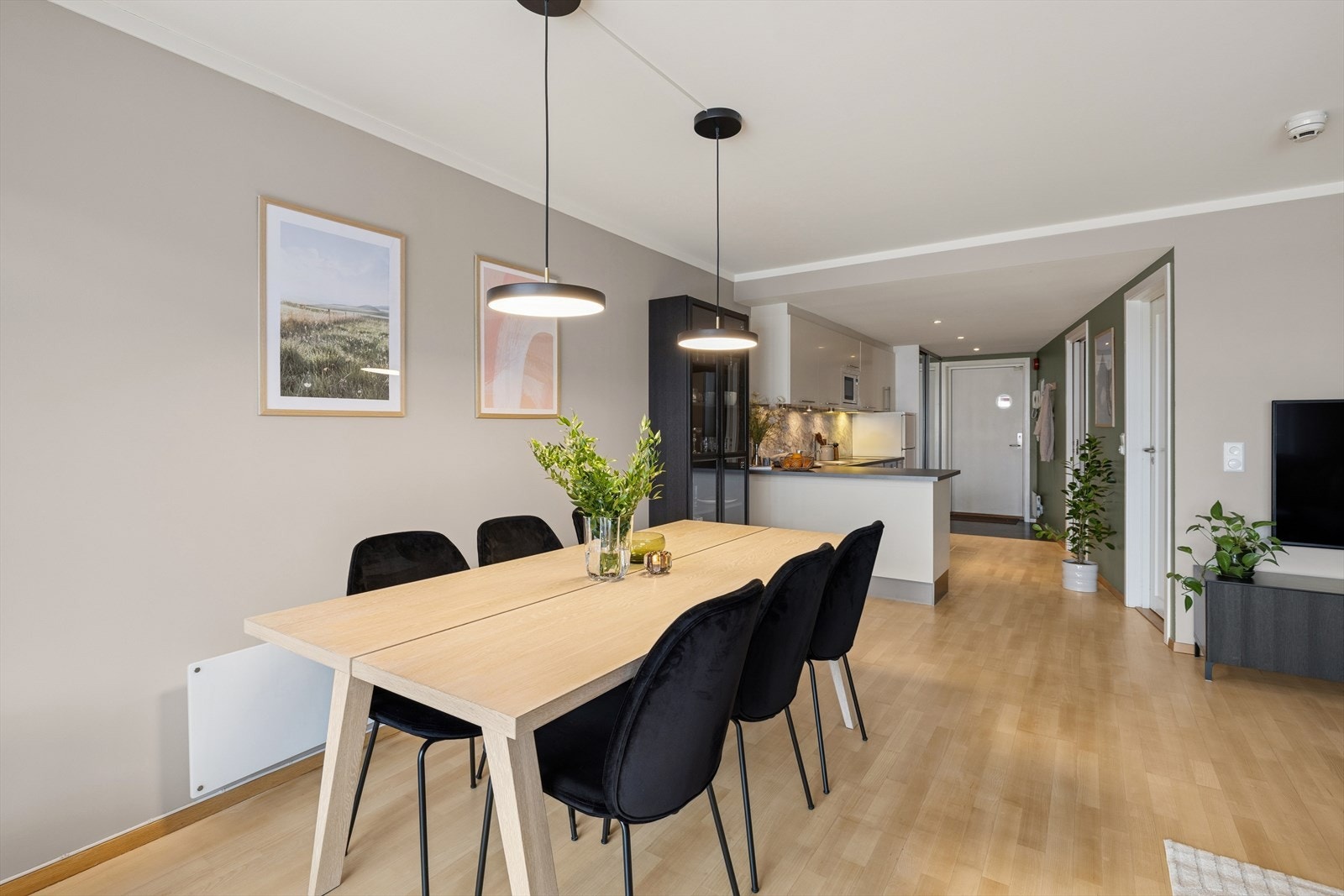 I tillegg er vegger og tak malt. Galleribilde