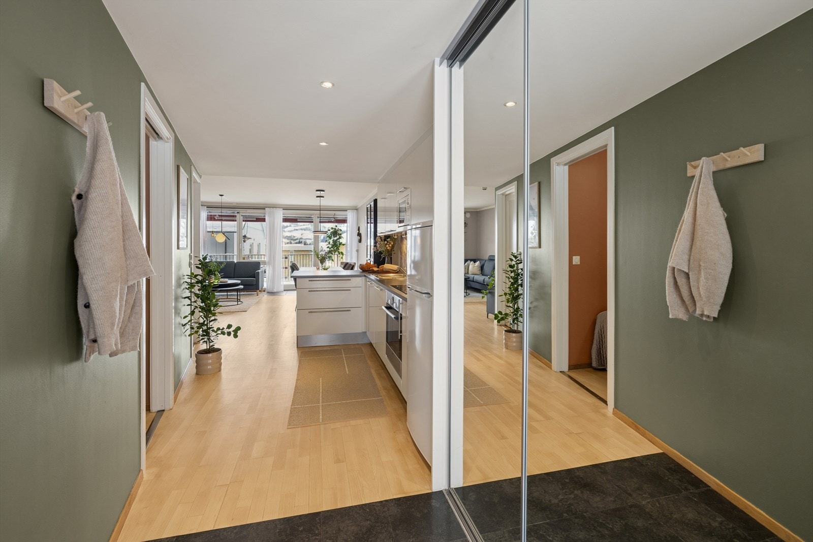 Entrèen har en praktisk skyvedørsgarderobe. Speilfronter skaper en ekstra god romfølelse. Downlights i himlingen. Galleribilde