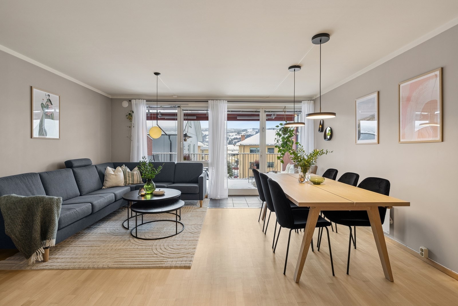 Her er det plass for å kunne møblere med både sofa- og spisestuemøblement. Galleribilde