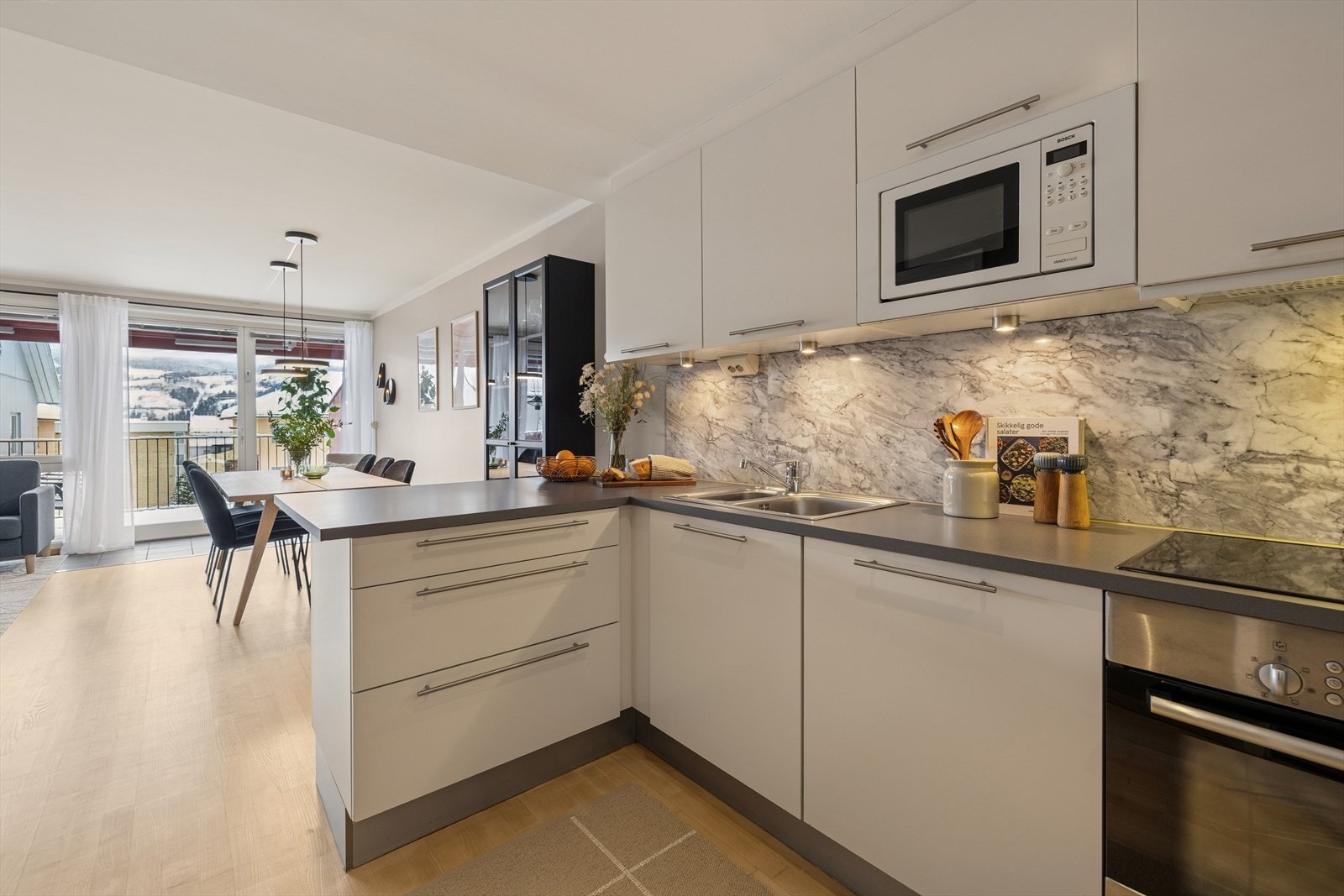 Over benkeplaten er det montert laminatplater og belysning. Galleribilde