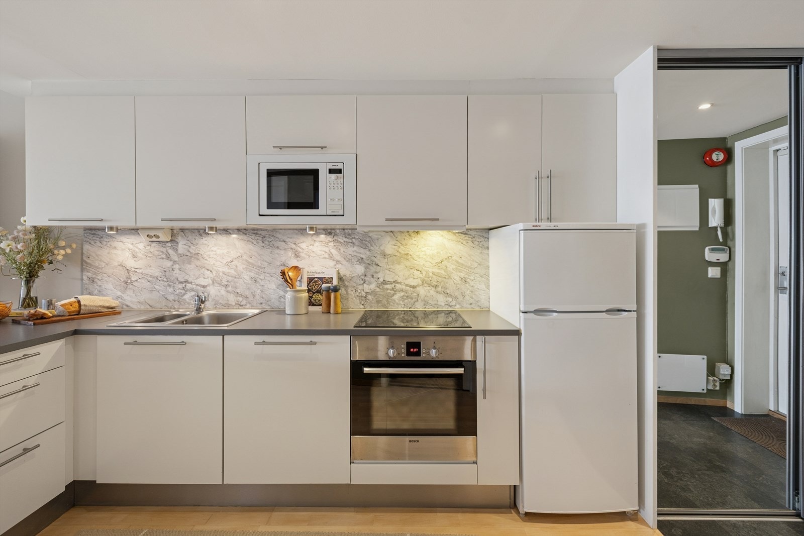 Stekeovn, koketopp, mikrobølgeovn, oppvaskmaskin og kjøl-/fryseskap medfølger. Galleribilde