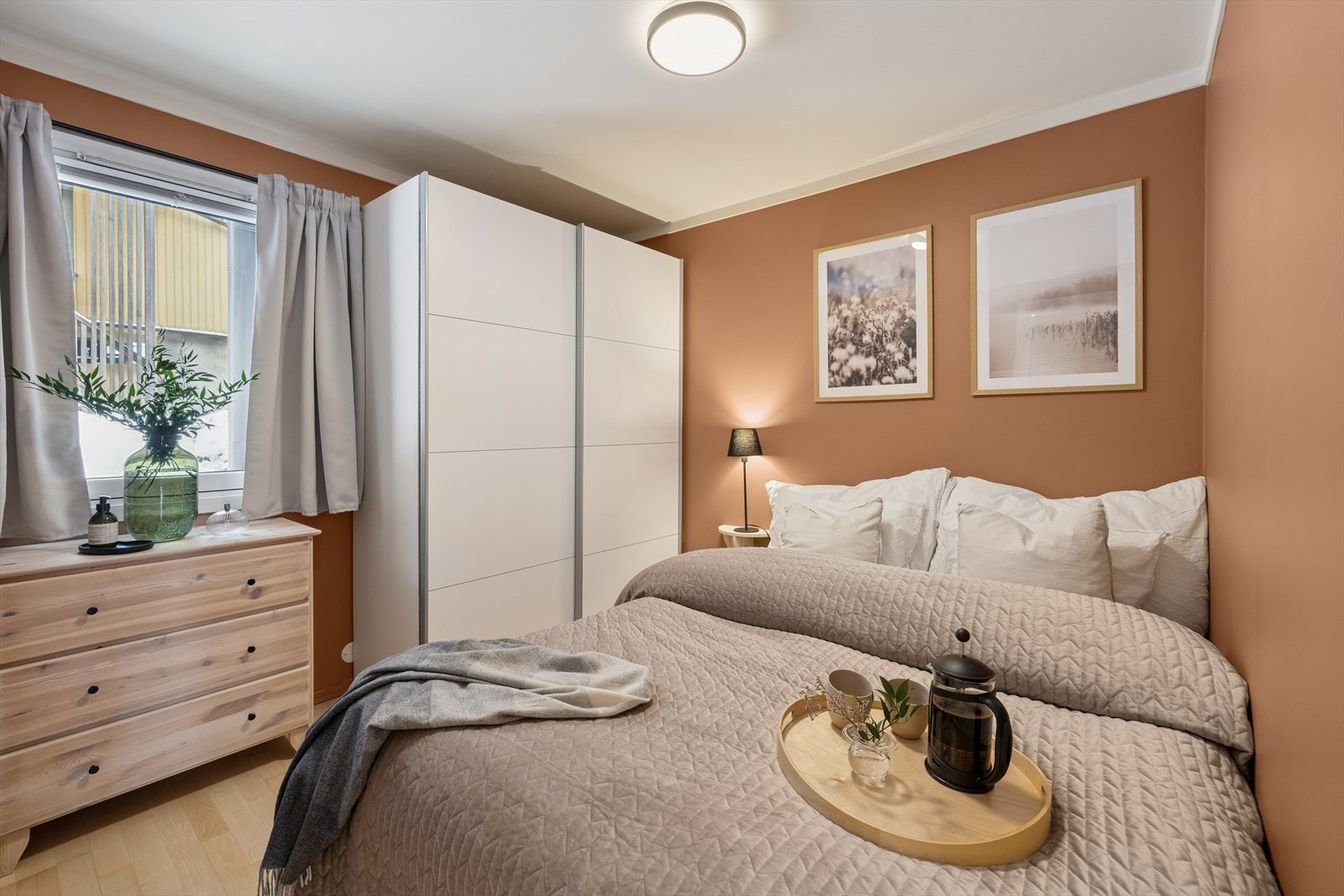 Leilighetens soverom er av fin størrelse med plass for å kunne innrede med dobbelseng og tilhørende møblement. Galleribilde