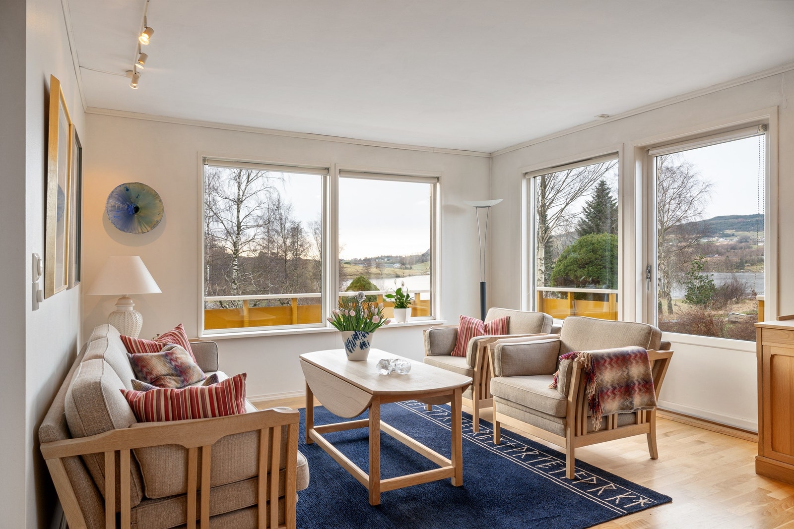 Stuen har et vakkert utsyn mot Frøylandsvatnet og omkringliggende natur. Det er også dør direkte ut til veranda, uteplass og hage. Galleribilde