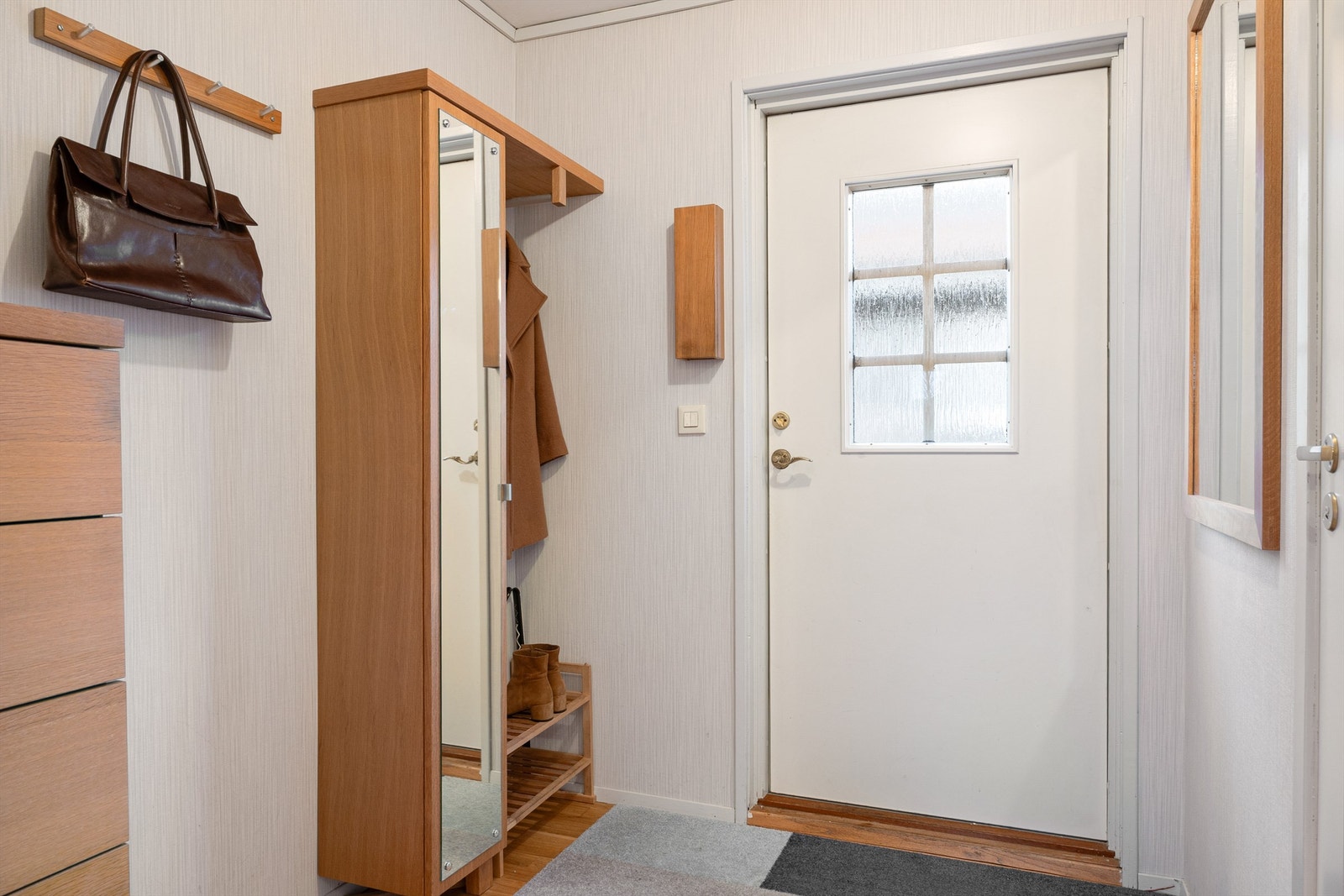 Velkommen inn. Her møter du gang/entrè med plass til tøy og sko. Dør inn til høyre i bildet er gjeste wc. Galleribilde