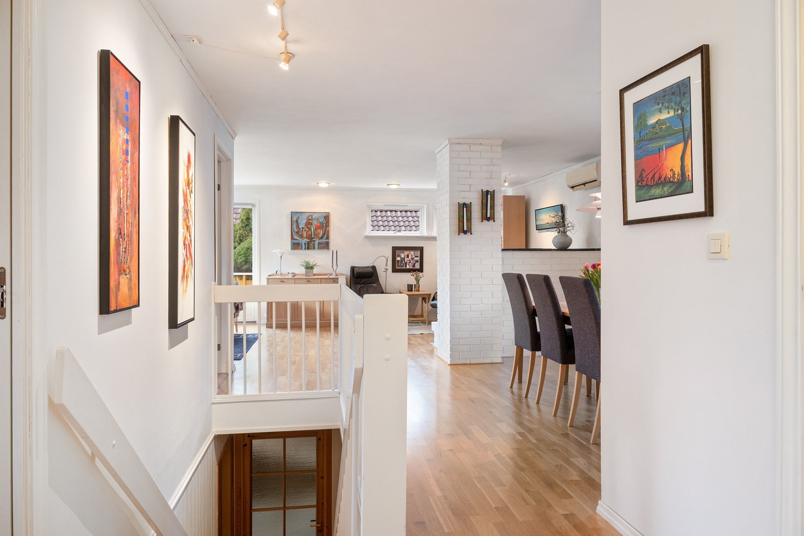 Trapp ned til sokkeletasjen. Galleribilde