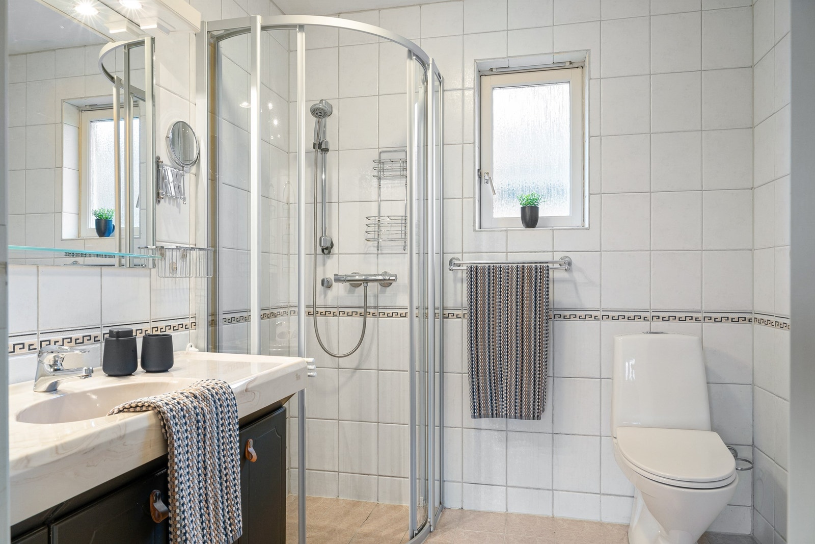 Badet i denne etasjen er helfliset og har dusj. Galleribilde