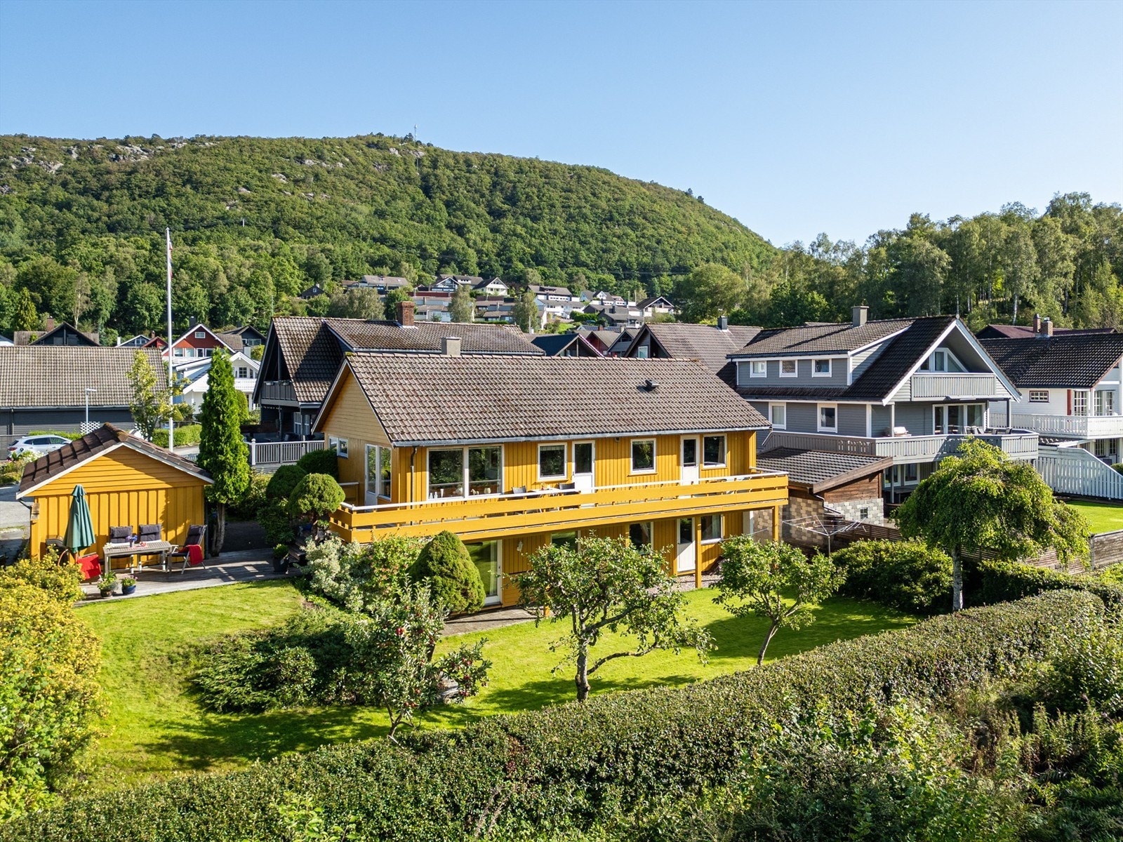 Velkommen til Bergliots vei 45, en innholdsrik bolig med pent opparbeidet tomt i rolige og barnevennlige omgivelser i blindvei.
Krogsveen avd. Sandnes ved Tom Christer Hovde, inviterer til visning på denne attraktive eiendommen.
Foto: Kristine Tofte Galleribilde